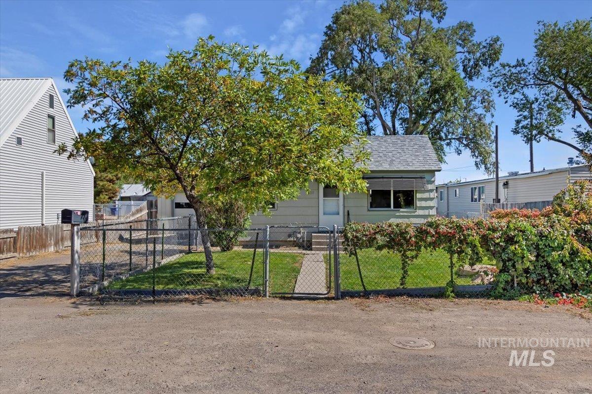 219 Buena Vista Street, Twin Falls, Idaho 83301, 2 Bedrooms, 2 Bathrooms, Residential For Sale, Price $279,000, 98925436