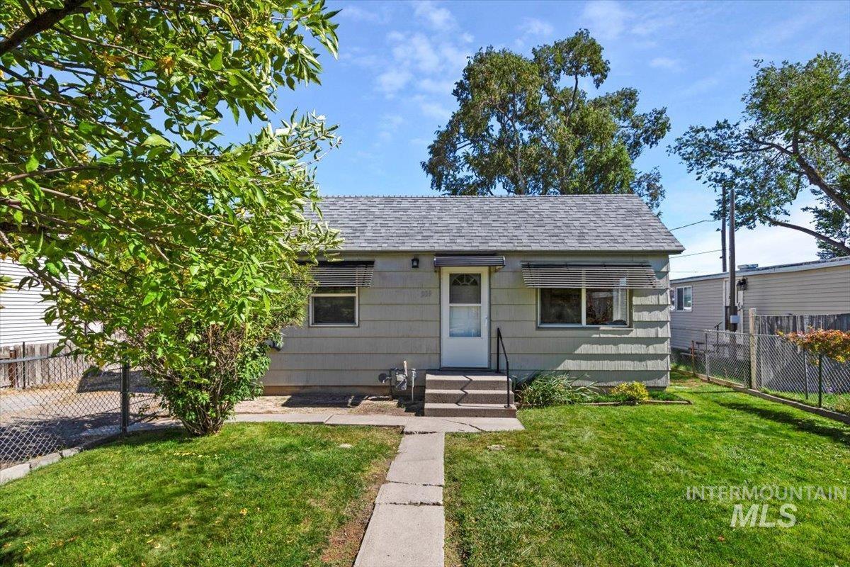 219 Buena Vista Street, Twin Falls, Idaho 83301, 2 Bedrooms, 2 Bathrooms, Residential For Sale, Price $279,000, 98925436