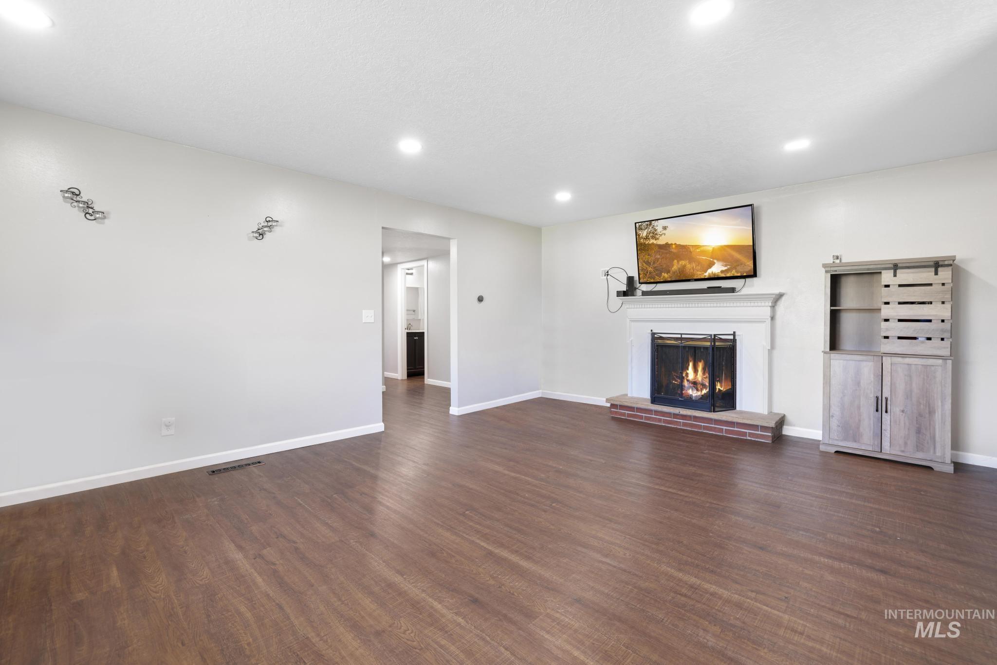 1410 Evergreen Dr, Twin Falls, Idaho 83301, 5 Bedrooms, 3 Bathrooms, Residential For Sale, Price $395,000, 98925461