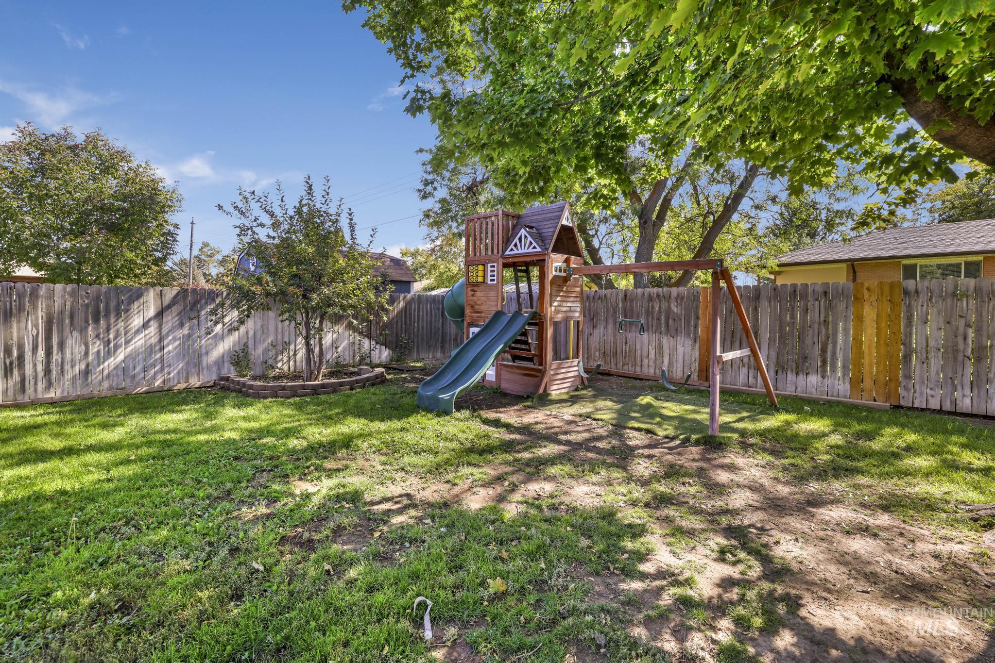 1410 Evergreen Dr, Twin Falls, Idaho 83301, 5 Bedrooms, 3 Bathrooms, Residential For Sale, Price $395,000, 98925461