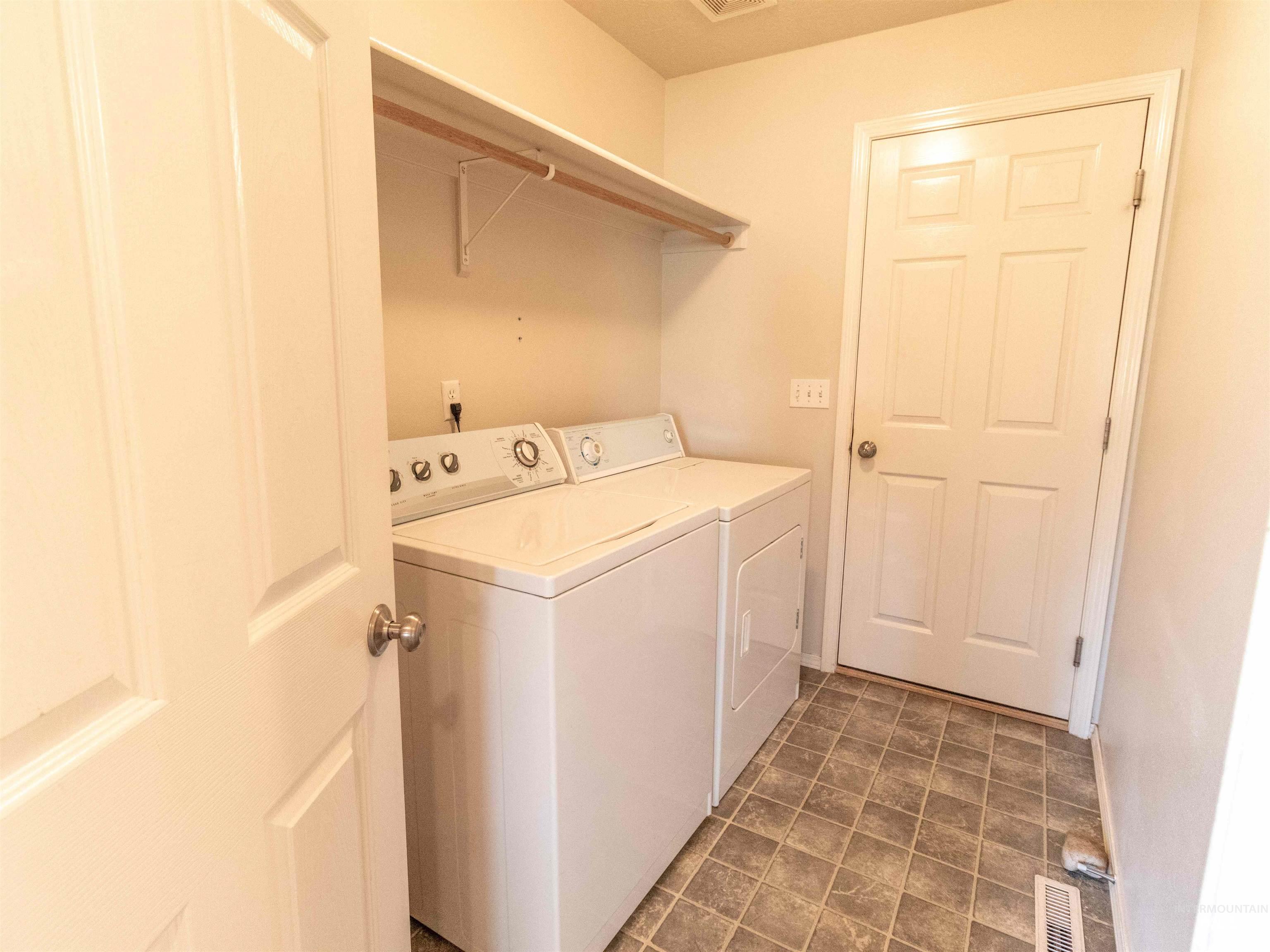 3806 E Clear Springs, Nampa, Idaho 83686, 3 Bedrooms, 2 Bathrooms, Residential For Sale, Price $274,900, 98925462
