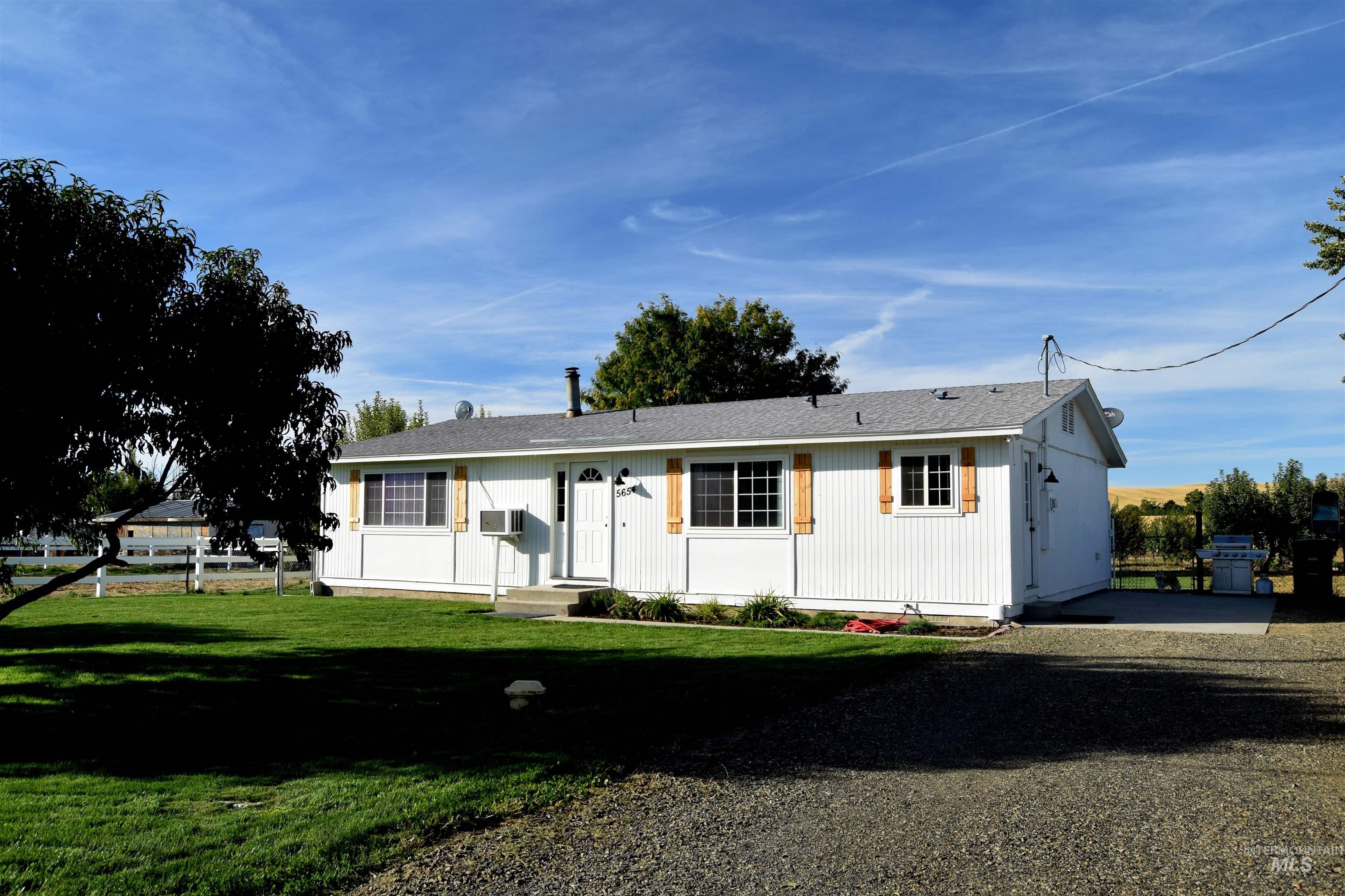 5654 Hillview, Emmett, Idaho 83617, 3 Bedrooms, 1.5 Bathrooms, Residential For Sale, Price $499,999, 98925486