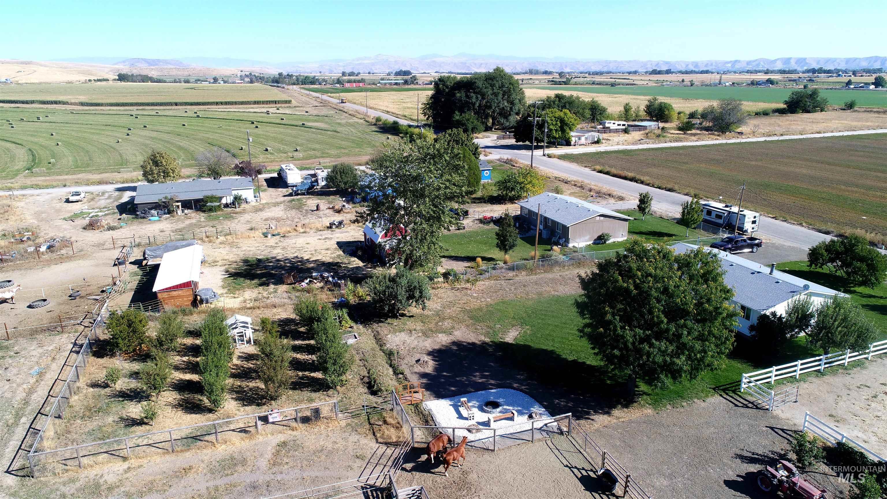 5654 Hillview, Emmett, Idaho 83617, 3 Bedrooms, 1.5 Bathrooms, Residential For Sale, Price $499,999, 98925486