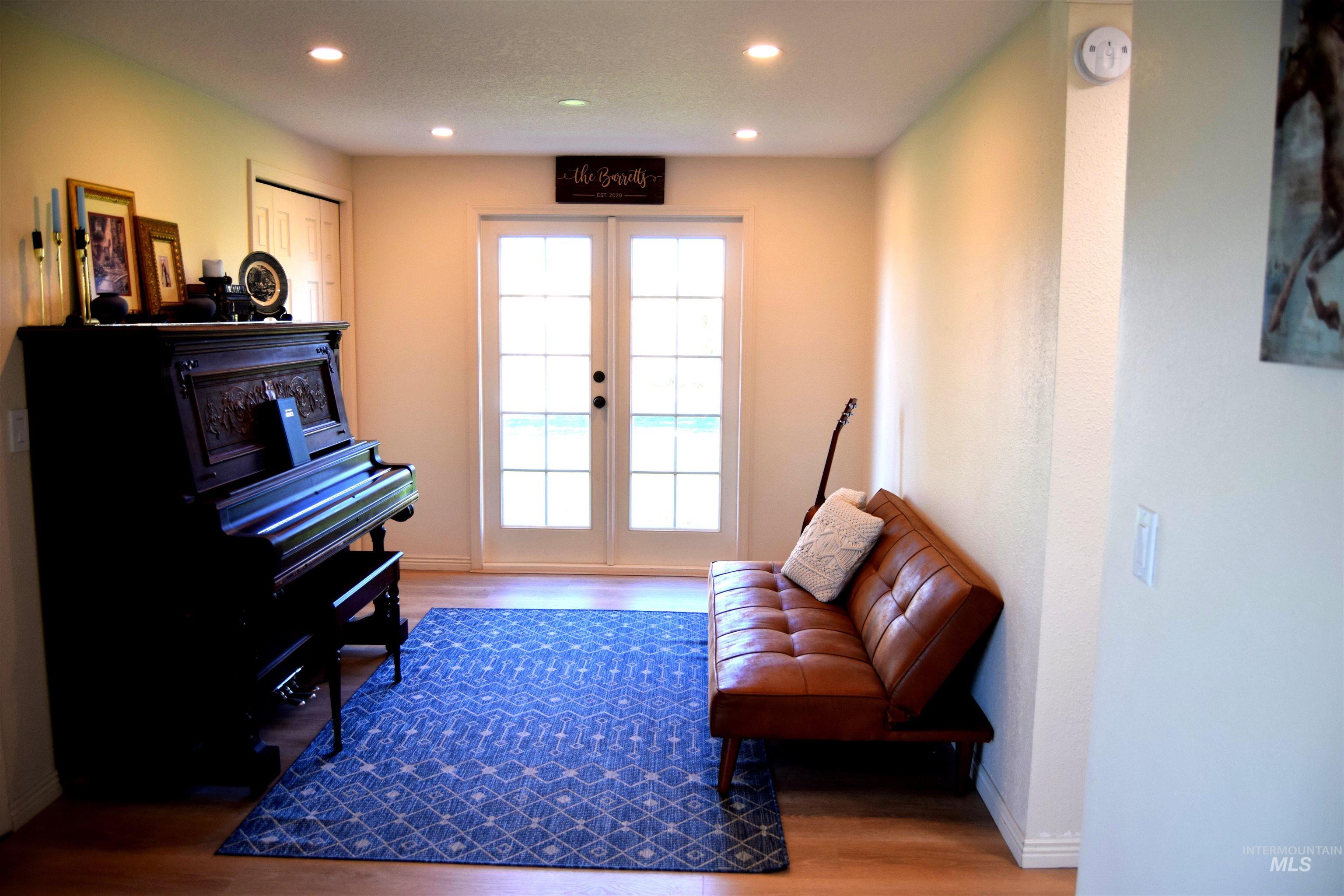 5654 Hillview, Emmett, Idaho 83617, 3 Bedrooms, 1.5 Bathrooms, Residential For Sale, Price $499,999, 98925486