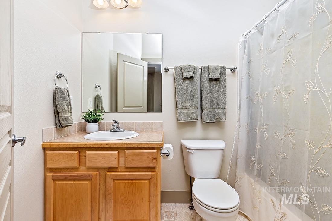 2971 E Pine Hollow Ln, Eagle, Idaho 83616, 3 Bedrooms, 2 Bathrooms, Residential For Sale, Price $450,000, 98925551