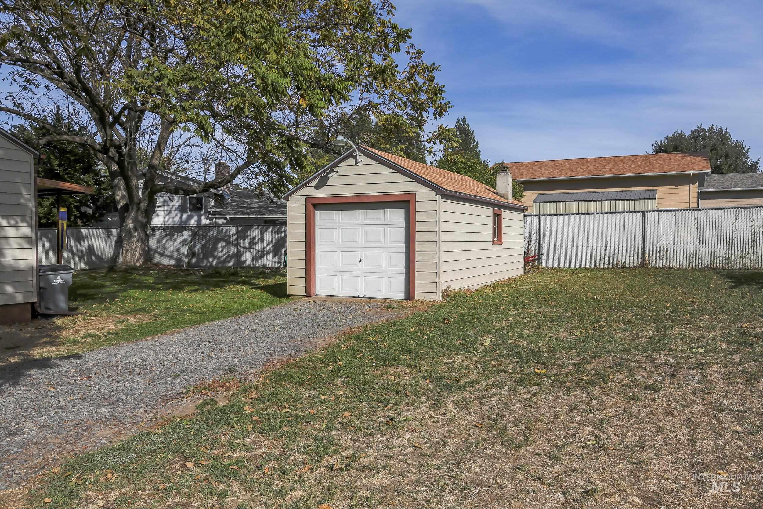 819 Warner Ave., Lewiston, Idaho 83501, 2 Bedrooms, 1 Bathroom, Residential For Sale, Price $299,900,MLS 98925842