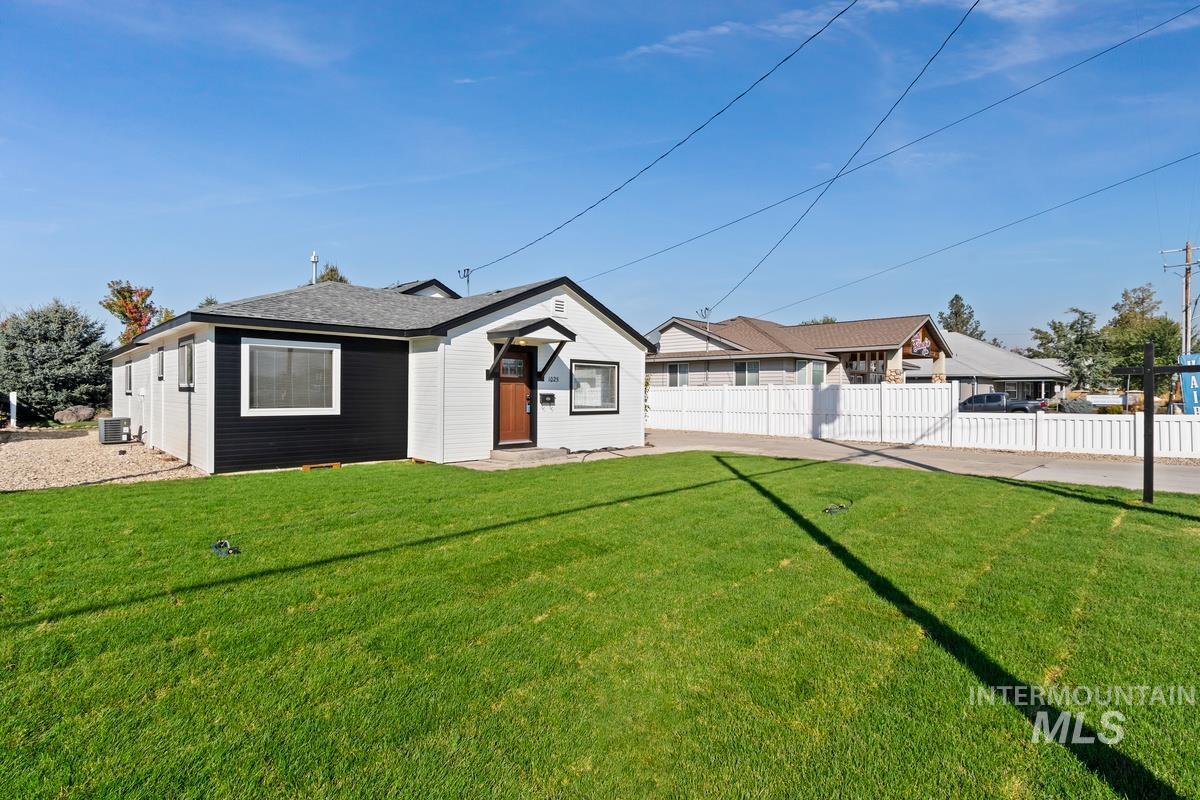 1025 S Johns Ave, Emmett, Idaho 83617, 3 Bedrooms, 3 Bathrooms, Residential For Sale, Price $325,000,MLS 98926026