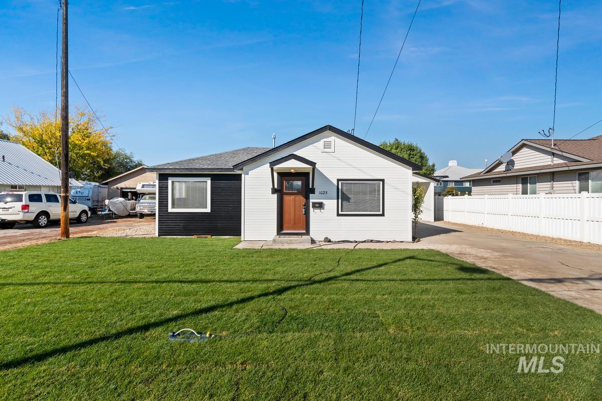 1025 S Johns Ave, Emmett, Idaho 83617, 3 Bedrooms, 3 Bathrooms, Residential For Sale, Price $325,000,MLS 98926026