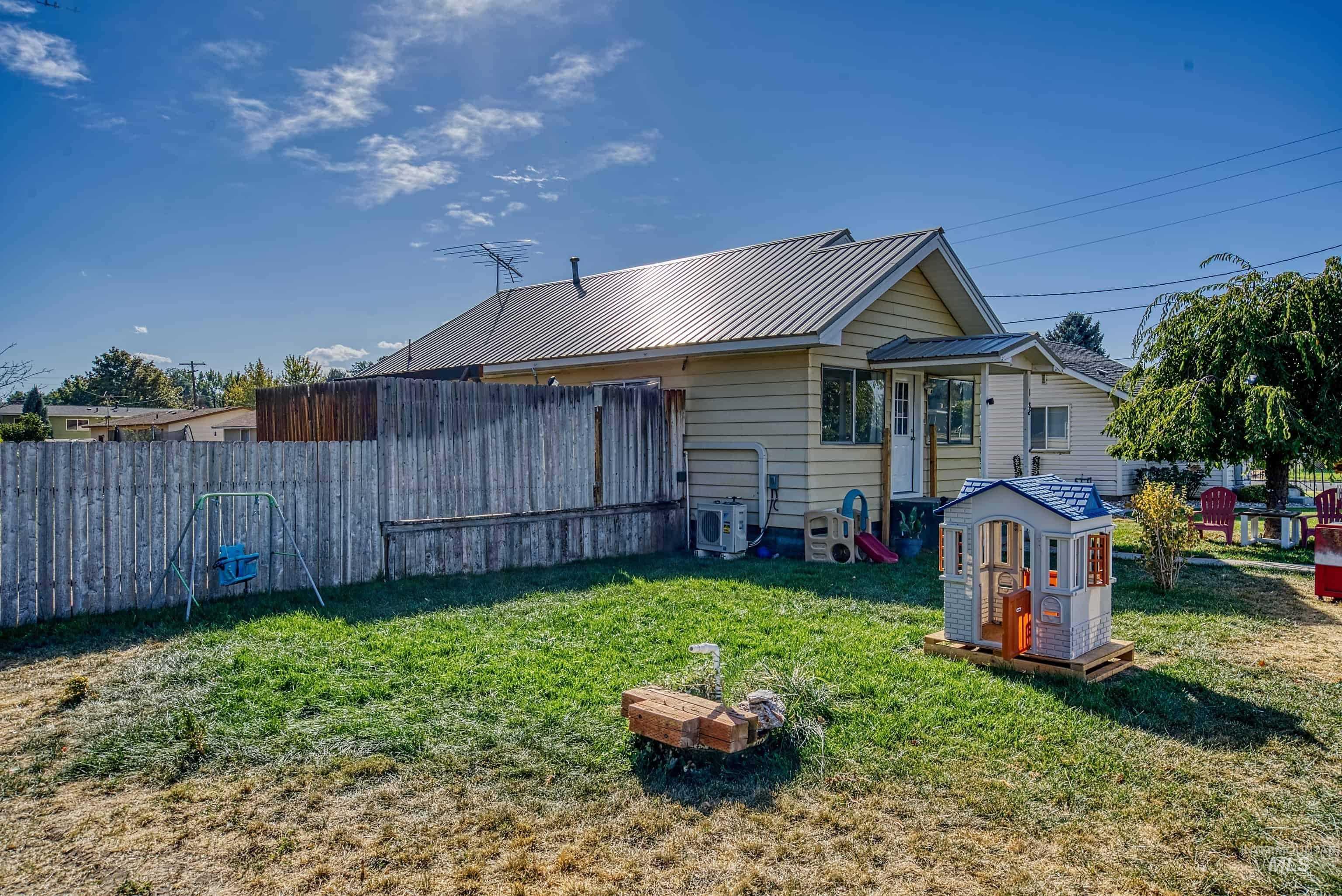 1088 SW 9th Ave, Ontario, Oregon 97914-0000, 3 Bedrooms, 2 Bathrooms, Residential For Sale, Price $279,000,MLS 98926136