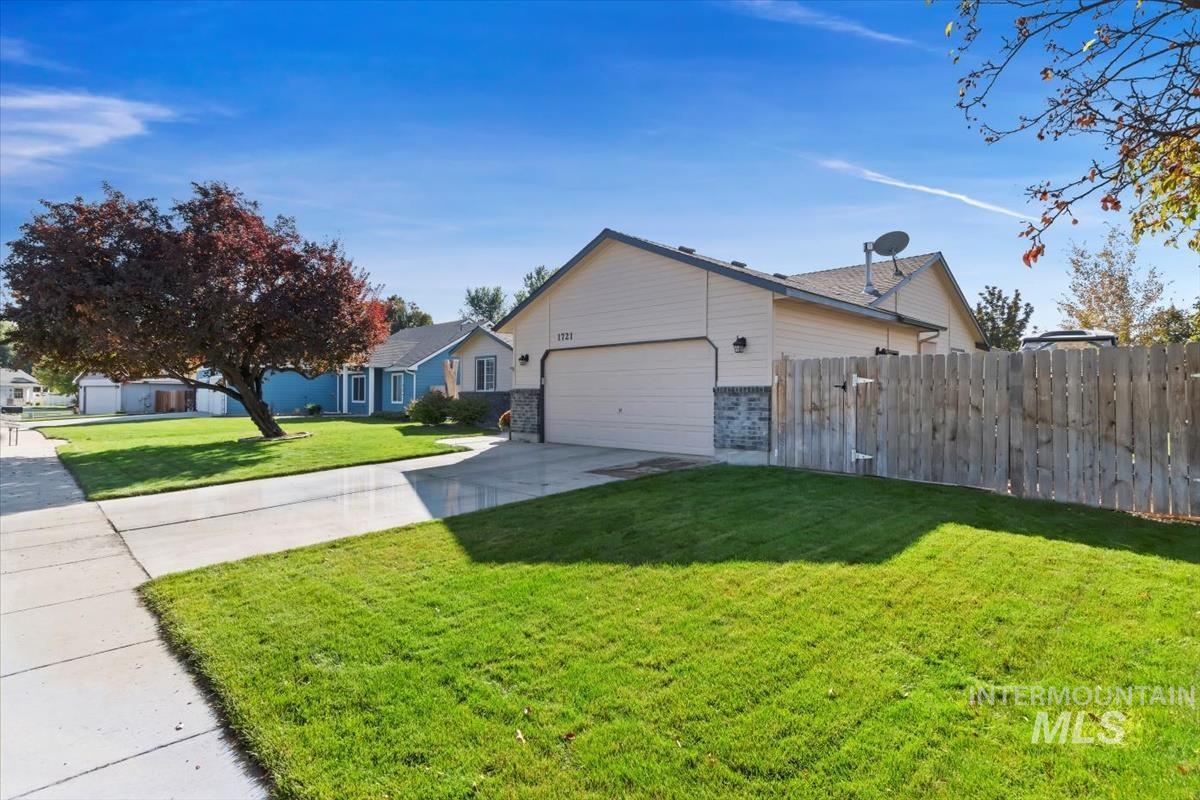 1721 W Roberts Ave, Nampa, Idaho 83651-8313, 3 Bedrooms, 2 Bathrooms, Residential For Sale, Price $369,000,MLS 98926235