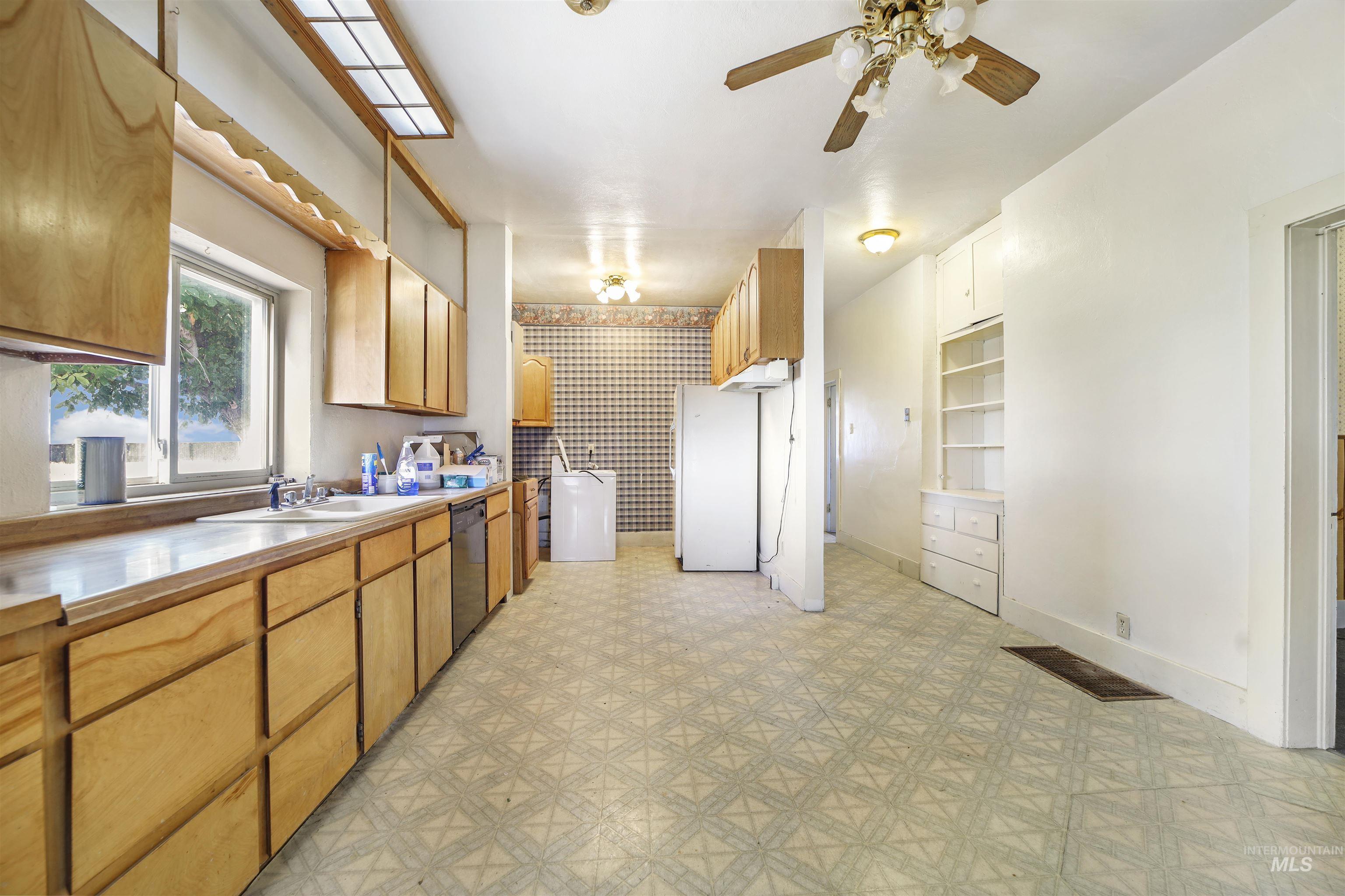 3278 E 3700 N, Kimberly, Idaho 83341, 4 Bedrooms, 1 Bathroom, Residential Income For Sale, Price $475,000, 98926267