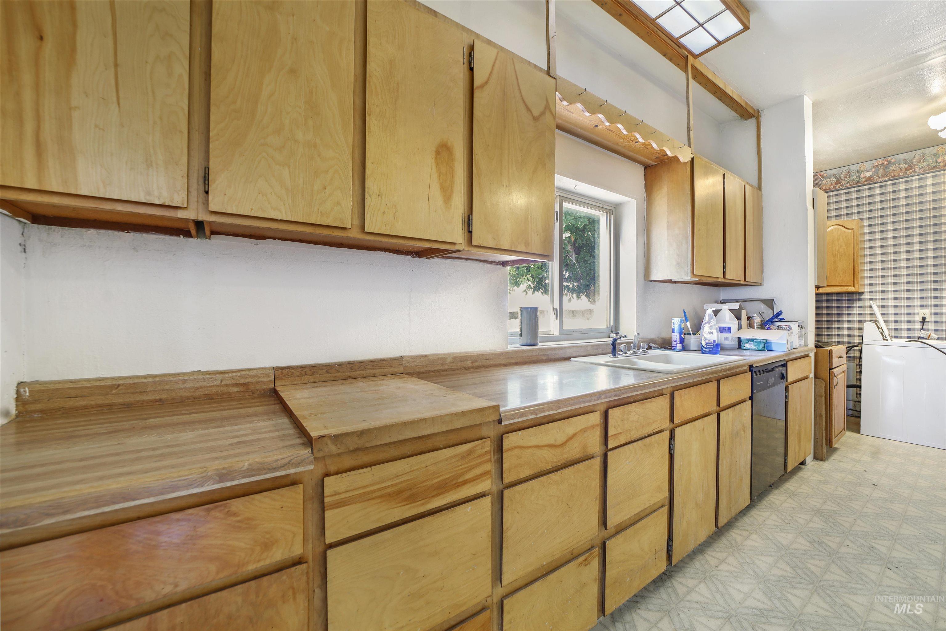 3278 E 3700 N, Kimberly, Idaho 83341, 4 Bedrooms, 1 Bathroom, Residential Income For Sale, Price $475,000, 98926267