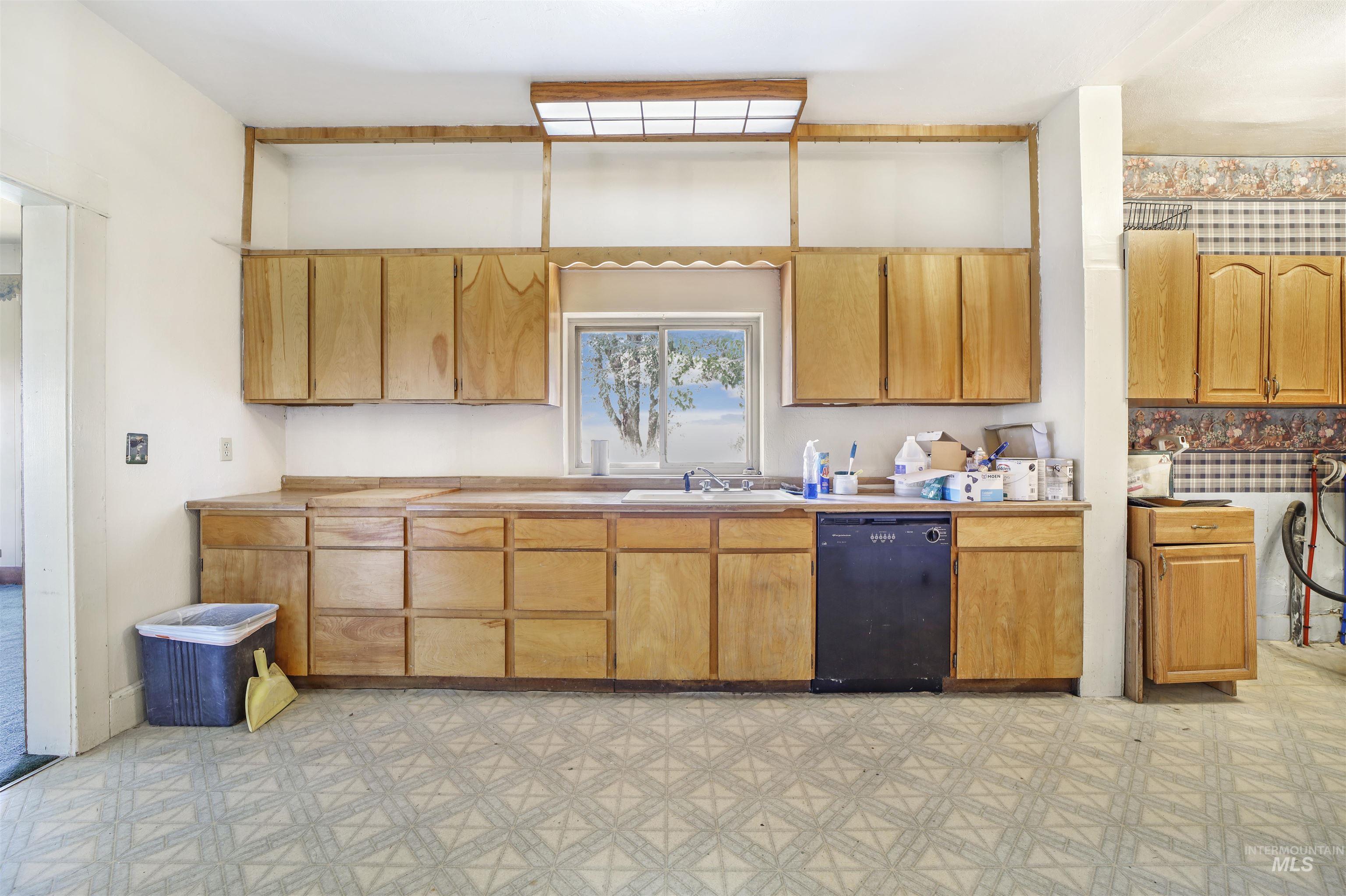 3278 E 3700 N, Kimberly, Idaho 83341, 4 Bedrooms, 1 Bathroom, Residential Income For Sale, Price $475,000, 98926267