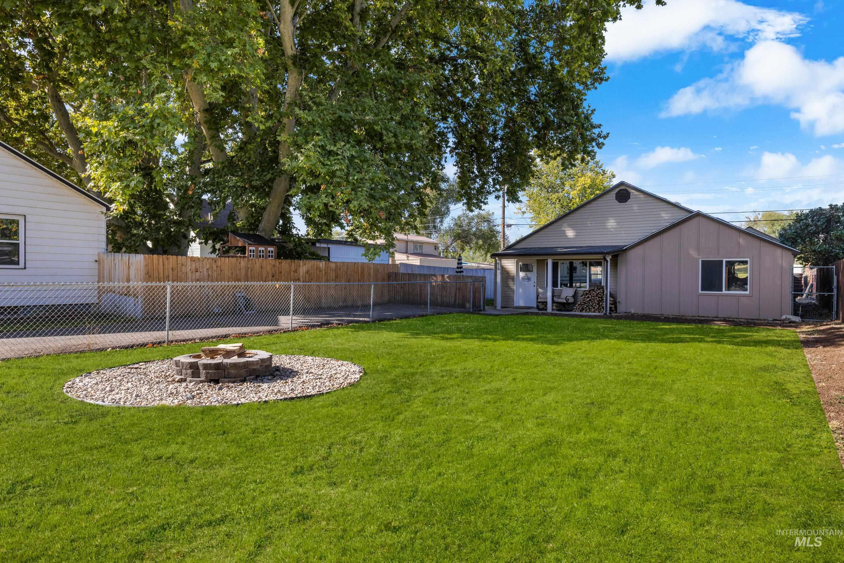 215 S Almond St, Nampa, Idaho 83686, 2 Bedrooms, 1 Bathroom, Residential For Sale, Price $330,000,MLS 98926402