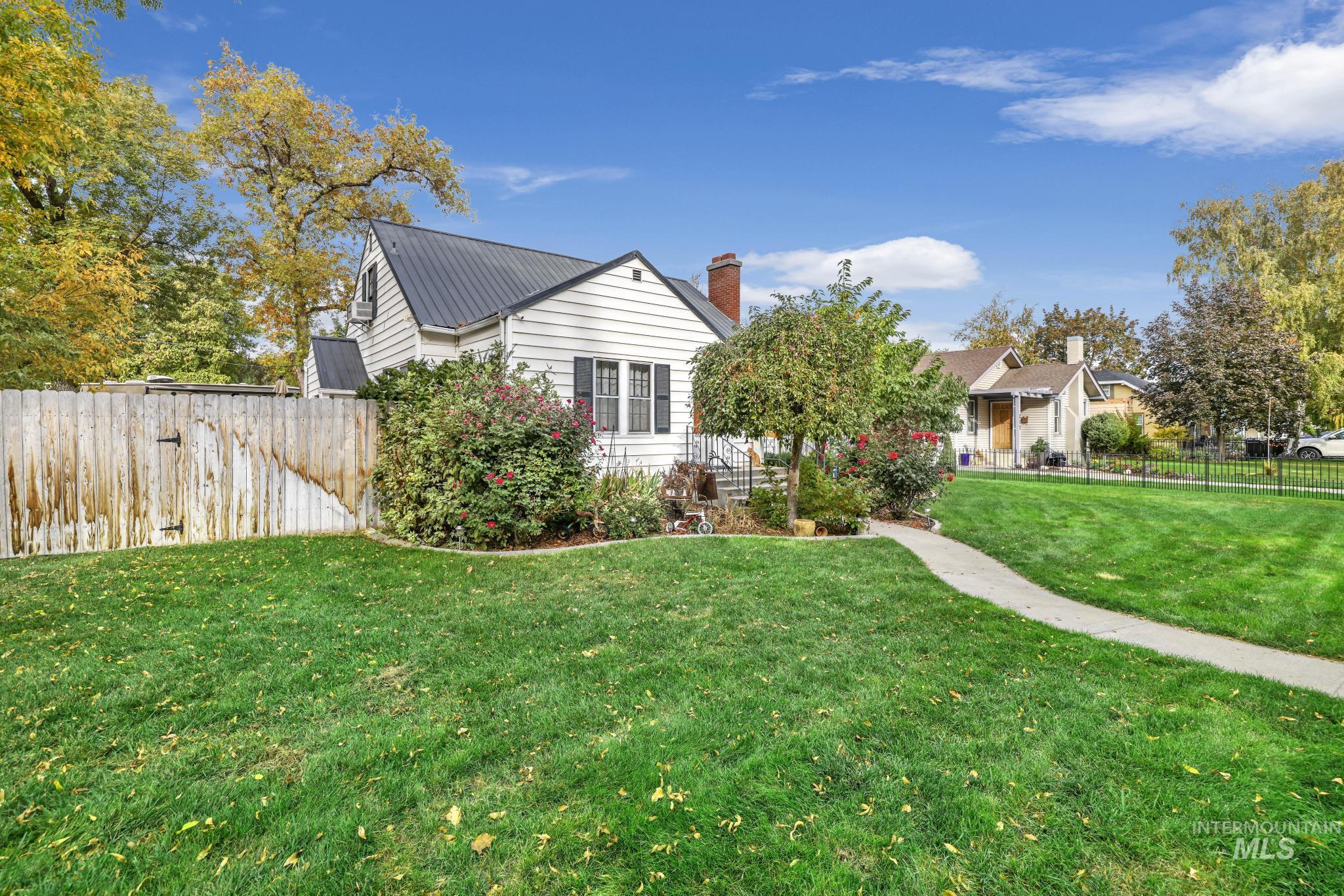 205 Buchanan, Twin Falls, Idaho 83301, 4 Bedrooms, 2 Bathrooms, Residential For Sale, Price $350,000,MLS 98926477