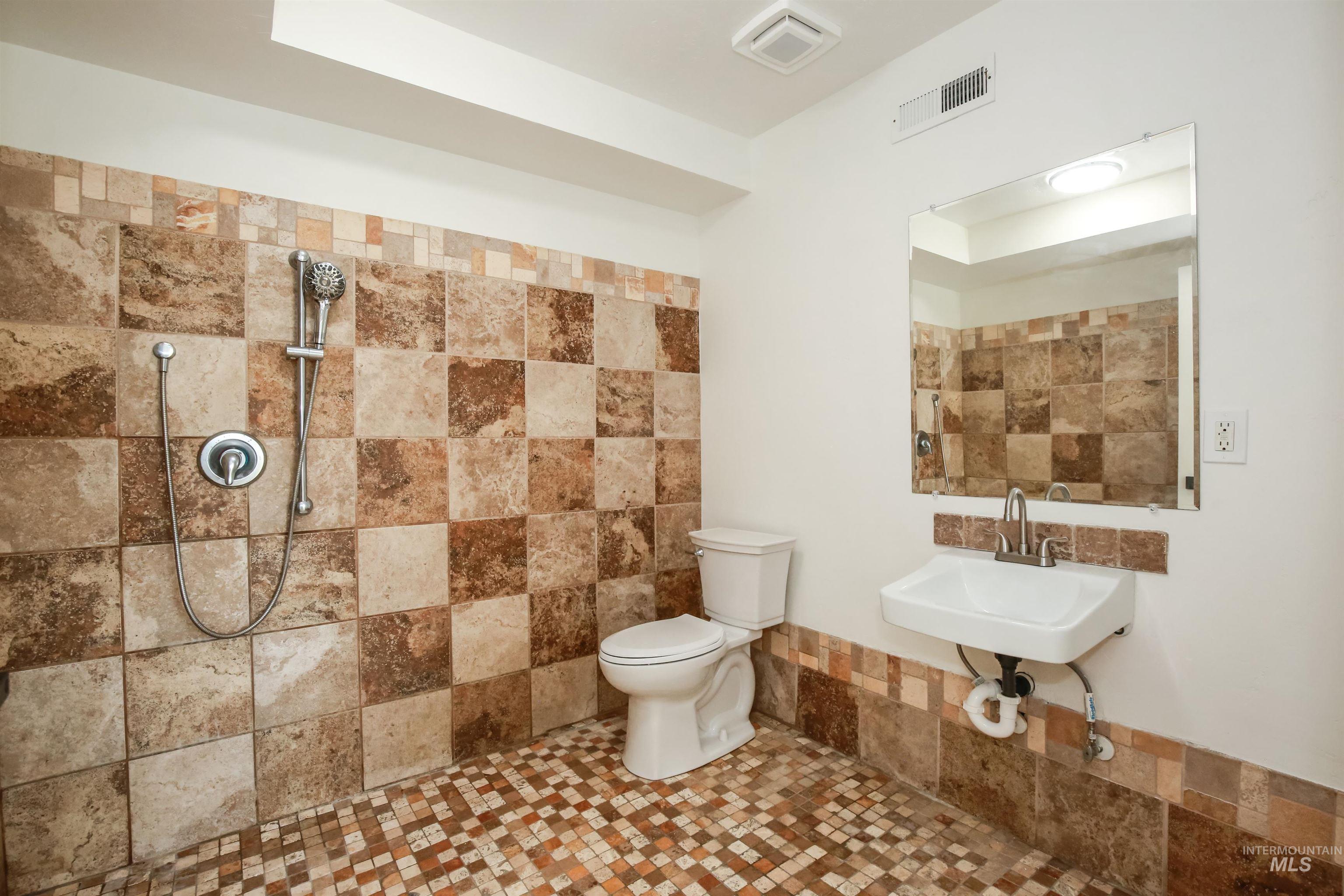 1817 Laurel Drive, Ontario, Oregon 97914, 6 Bedrooms, 5 Bathrooms, Residential For Sale, Price $499,900, 98926673