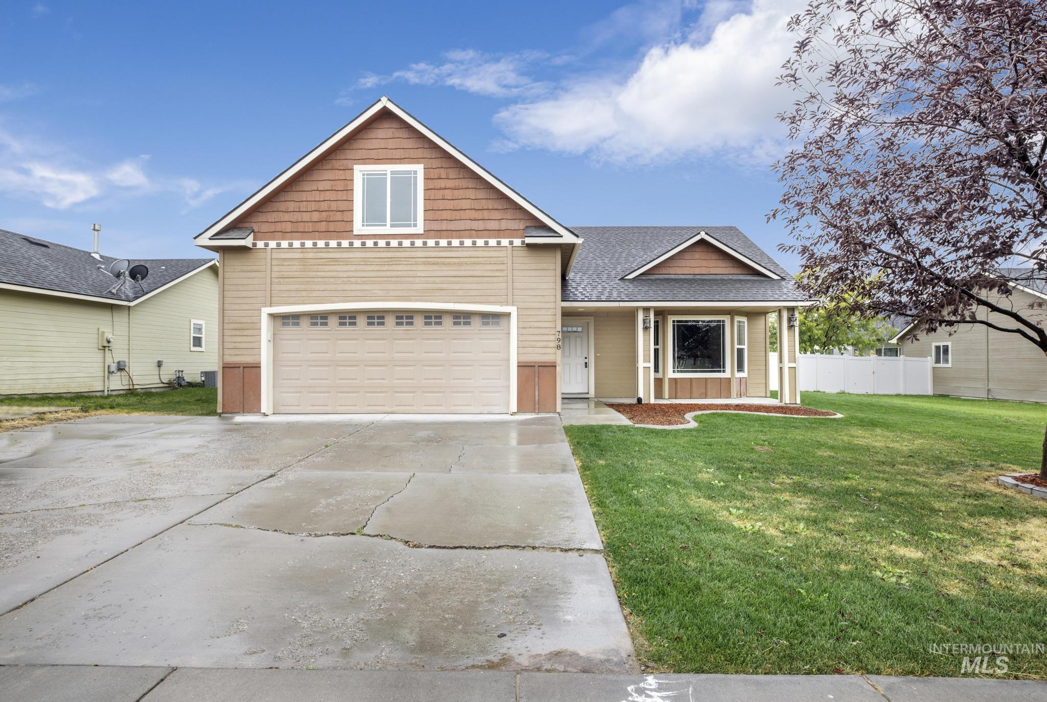 798 Gregory Way, Twin Falls, Idaho 83301-8556, 3 Bedrooms, 2.5 Bathrooms, Residential For Sale, Price $395,000,MLS 98927201