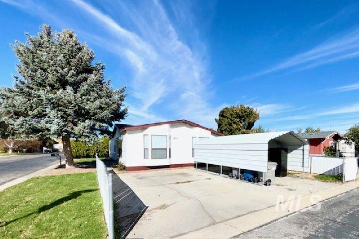 900 N Dove Ln, Boise, Idaho 83704, 3 Bedrooms, 2 Bathrooms, Residential For Sale, Price $295,000,MLS 98927359