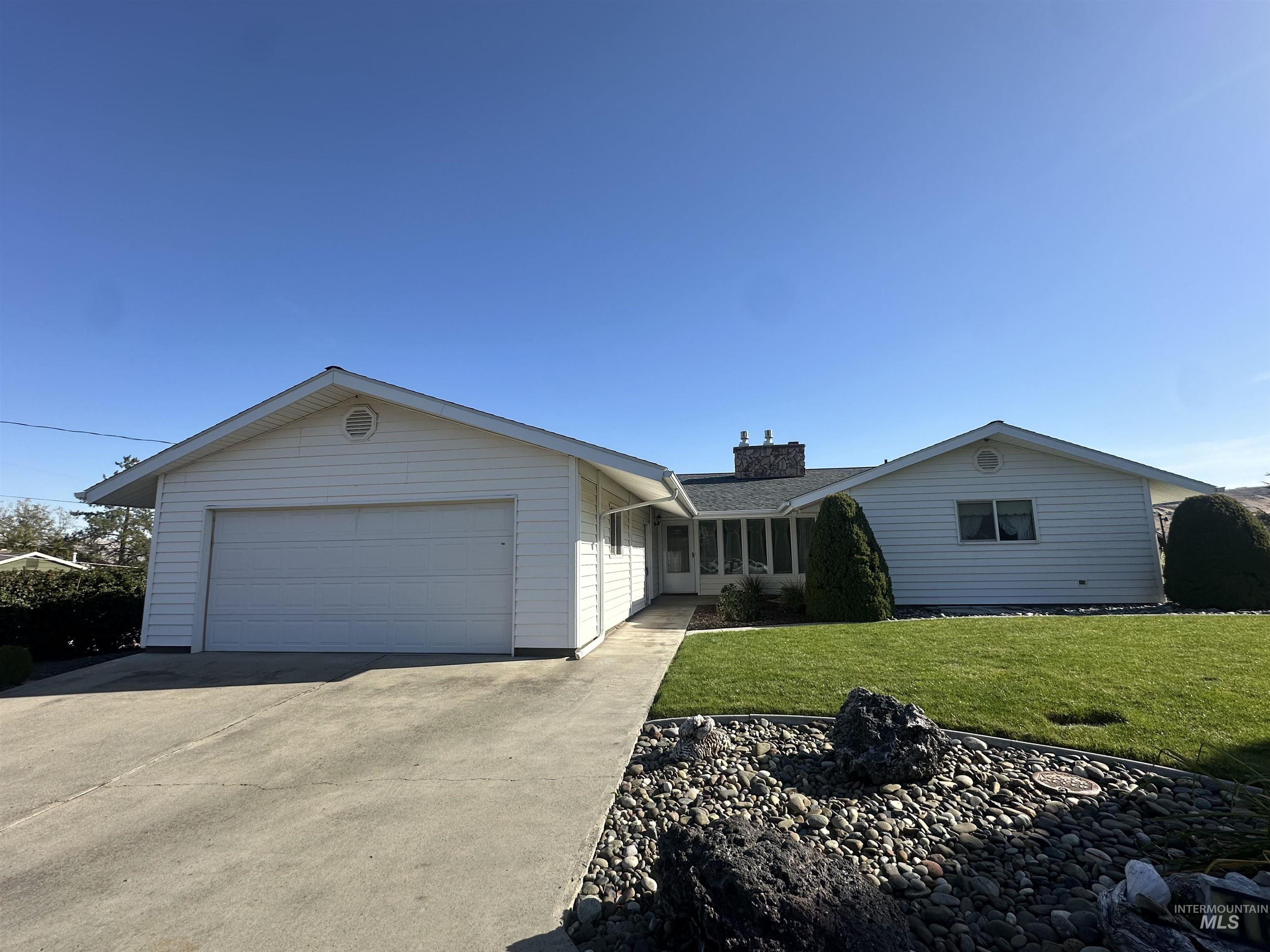 1637 Rimview Drive, Clarkston, Washington 99403, 4 Bedrooms, 3 Bathrooms, Residential For Sale, Price $529,000,MLS 98928048