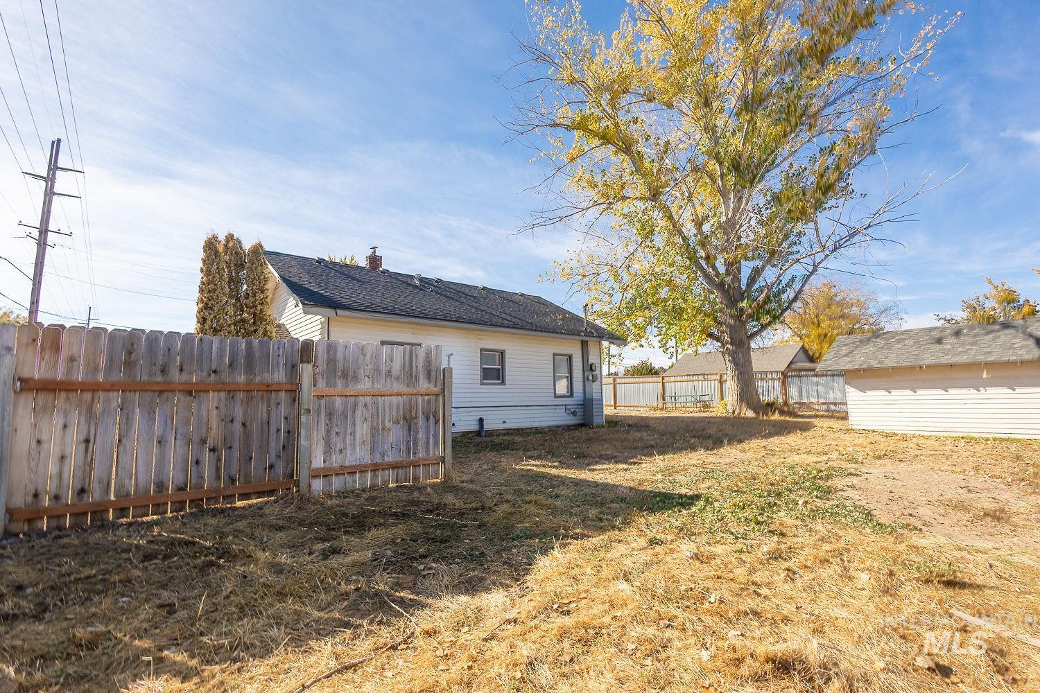 105 N Midland Blvd, Nampa, Idaho 83651, 2 Bedrooms, 1 Bathroom, Residential For Sale, Price $259,900,MLS 98928290