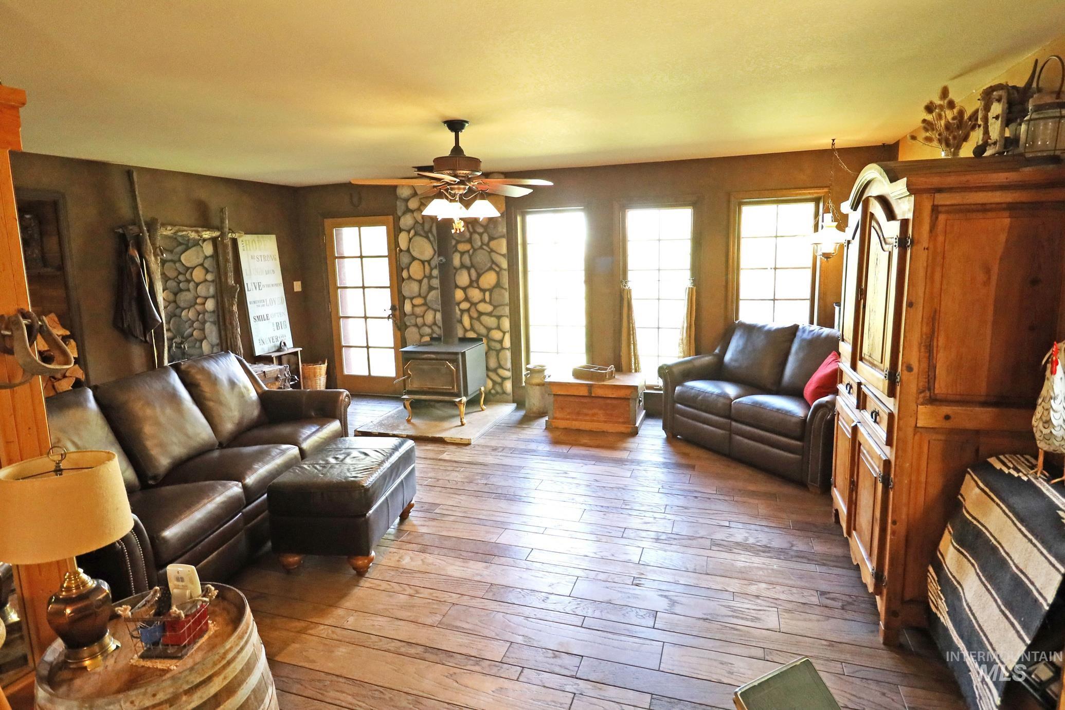 19 Hisaw Road, Horseshoe Bend, Idaho 83629, 3 Bedrooms, 2 Bathrooms, Residential For Sale, Price $985,000, 98928757