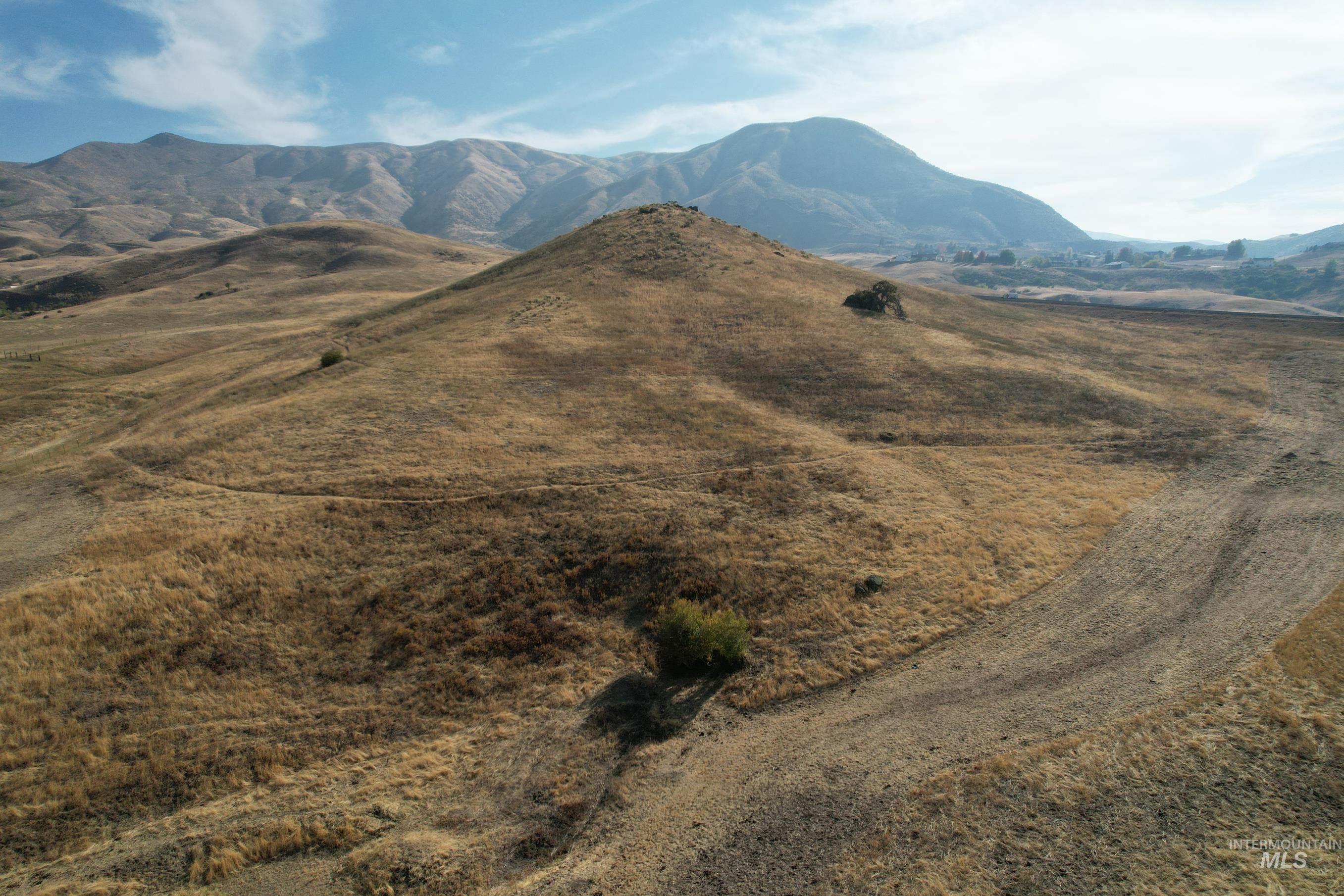 19 Hisaw Road, Horseshoe Bend, Idaho 83629, 3 Bedrooms, 2 Bathrooms, Residential For Sale, Price $985,000, 98928757
