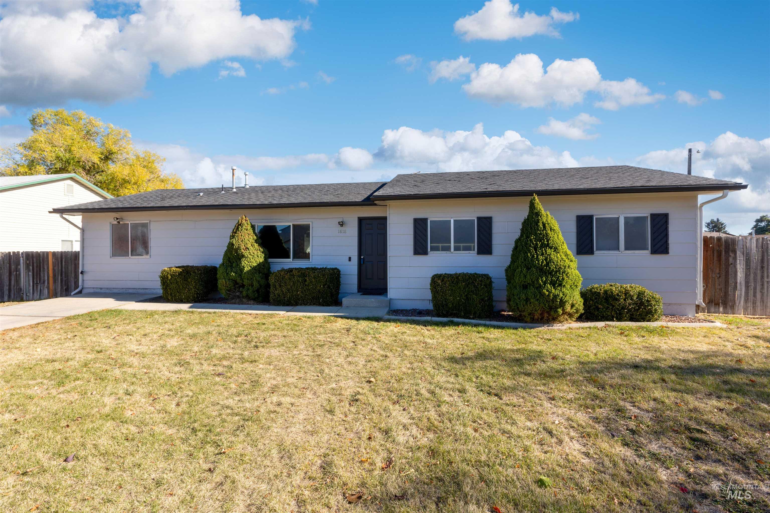 1818 Emerald Dr., Nampa, Idaho 83686, 3 Bedrooms, 2 Bathrooms, Residential For Sale, Price $315,000,MLS 98928777