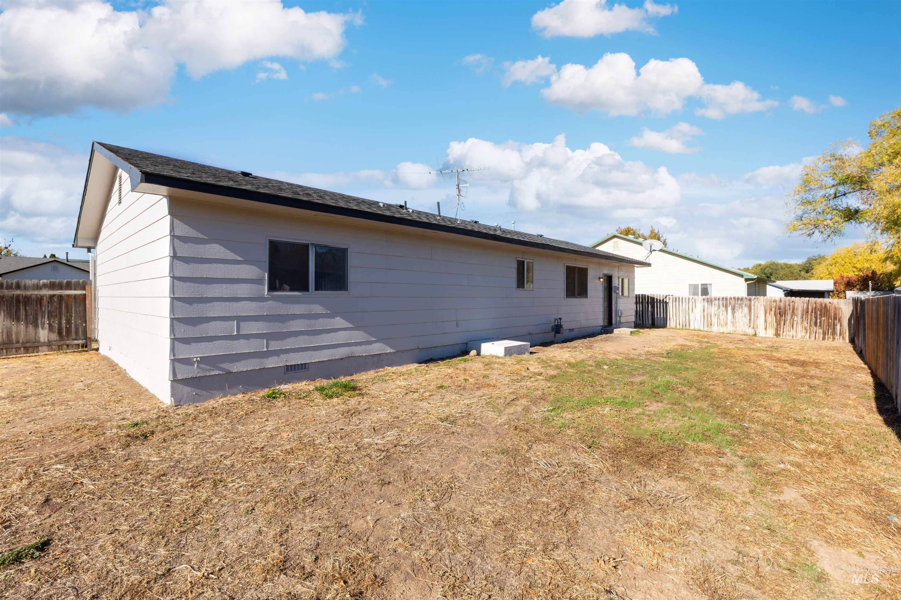 1818 Emerald Dr., Nampa, Idaho 83686, 3 Bedrooms, 2 Bathrooms, Residential For Sale, Price $315,000,MLS 98928777