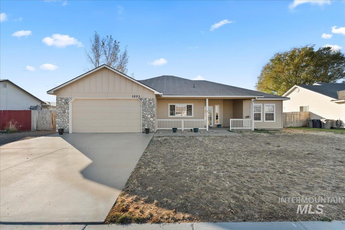 1223 NW Mandarin St, Mountain Home, Idaho 83647-2483, 3 Bedrooms, 2 Bathrooms, Residential For Sale, Price $359,000,MLS 98929013