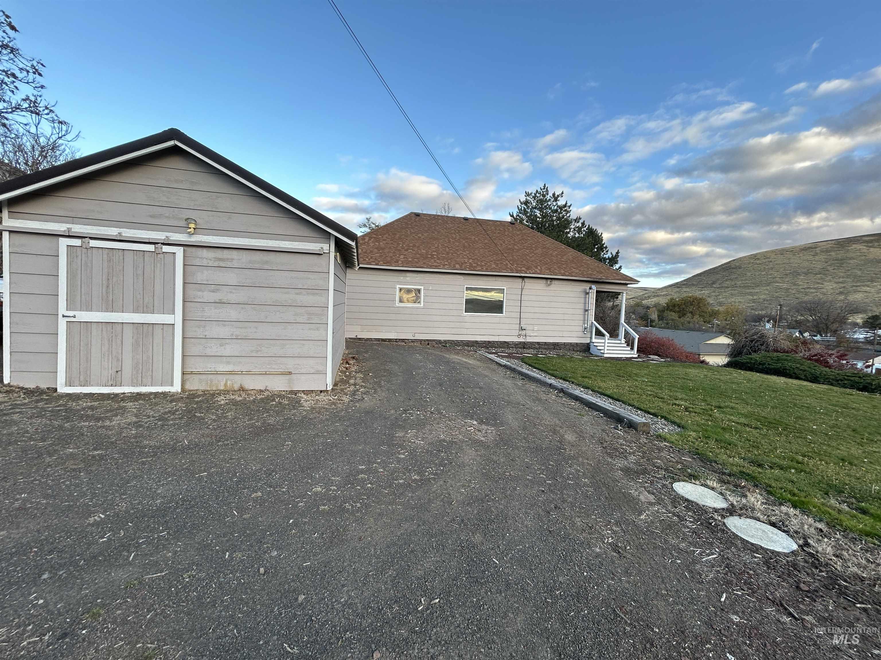 1023 Main St, Pomeroy, Washington 99347, 2 Bedrooms, 1 Bathroom, Residential For Sale, Price $214,900,MLS 98929136