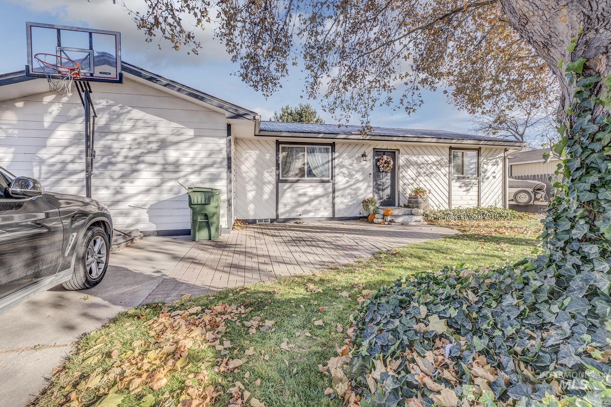 672 NW 16th Street, Ontario, Oregon 97914, 3 Bedrooms, 2 Bathrooms, Residential For Sale, Price $290,000, 98929237