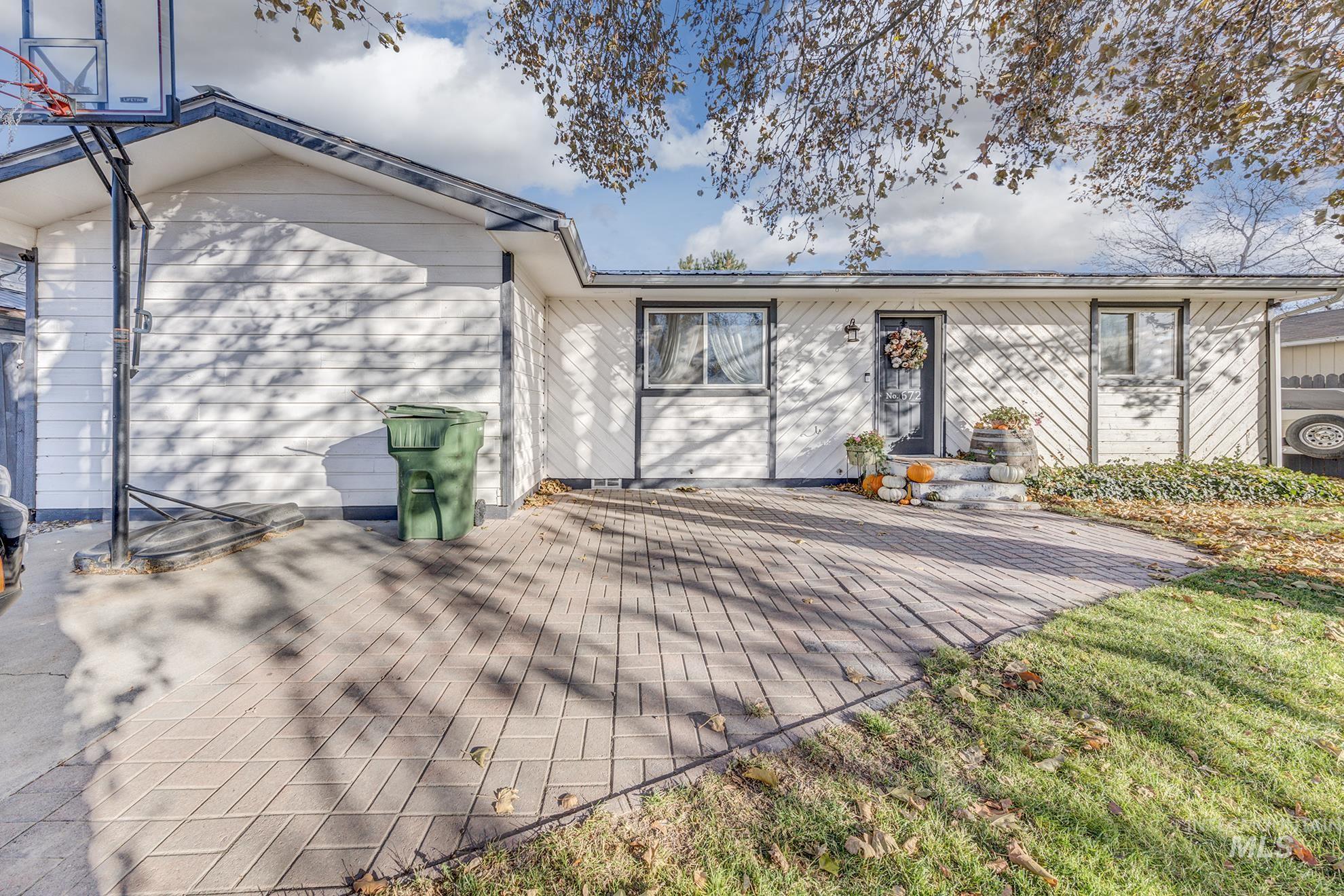672 NW 16th Street, Ontario, Oregon 97914, 3 Bedrooms, 2 Bathrooms, Residential For Sale, Price $290,000, 98929237