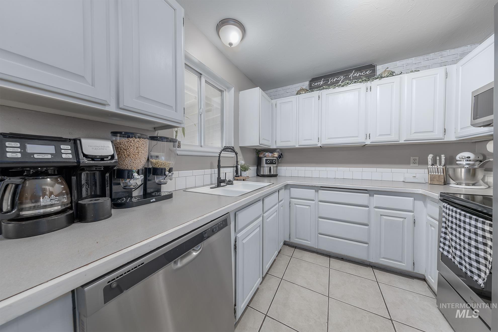 672 NW 16th Street, Ontario, Oregon 97914, 3 Bedrooms, 2 Bathrooms, Residential For Sale, Price $290,000, 98929237