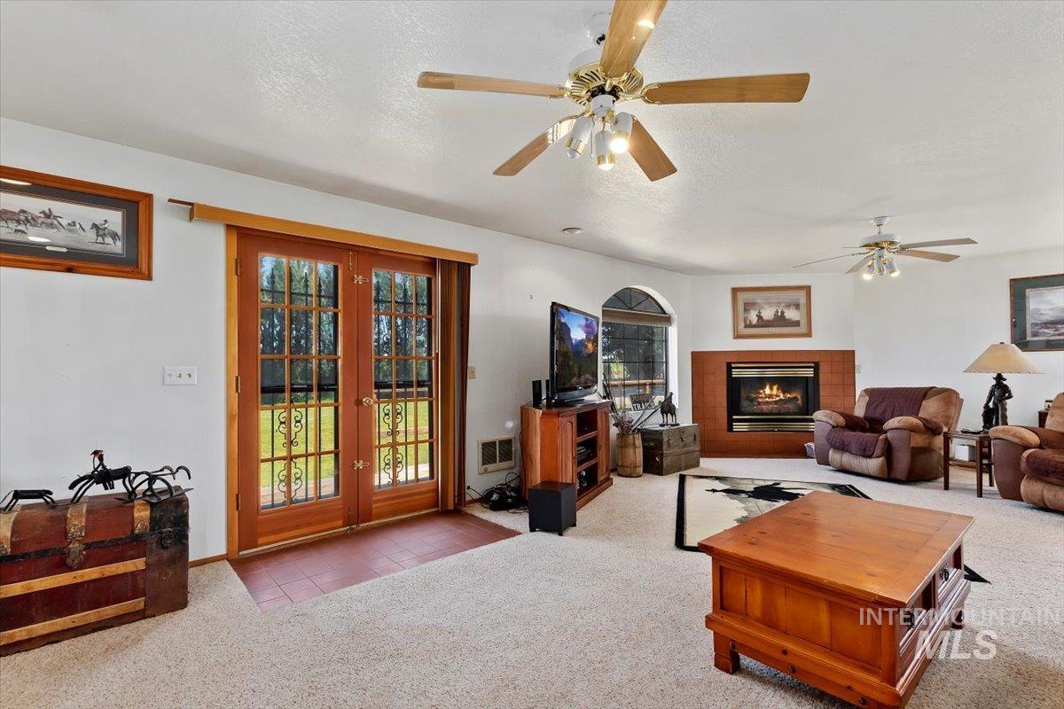 1289 E 2350 S, Bliss, Idaho 83314-5118, 4 Bedrooms, 3 Bathrooms, Residential For Sale, Price $989,000, 98929489