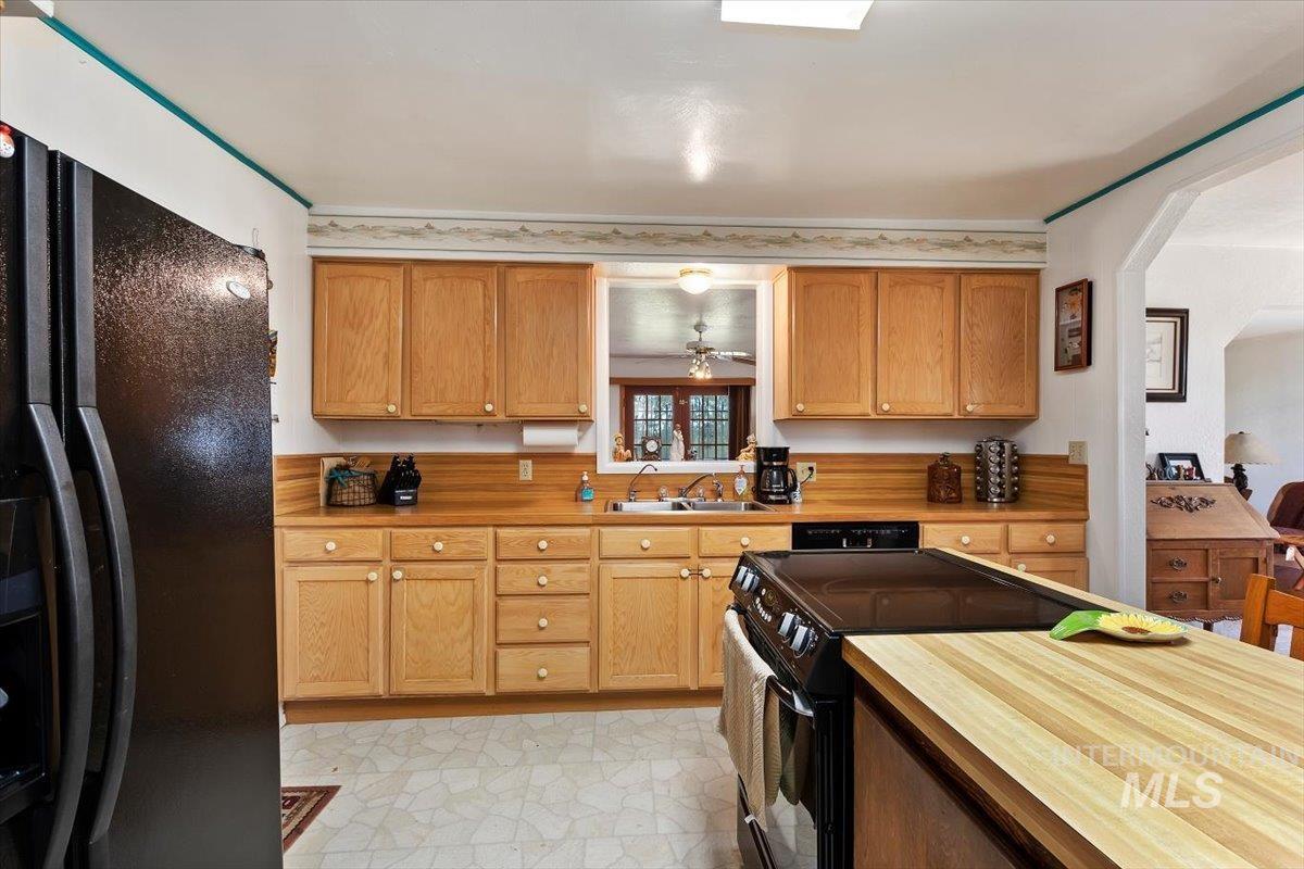 1289 E 2350 S, Bliss, Idaho 83314-5118, 4 Bedrooms, 3 Bathrooms, Residential For Sale, Price $989,000, 98929489