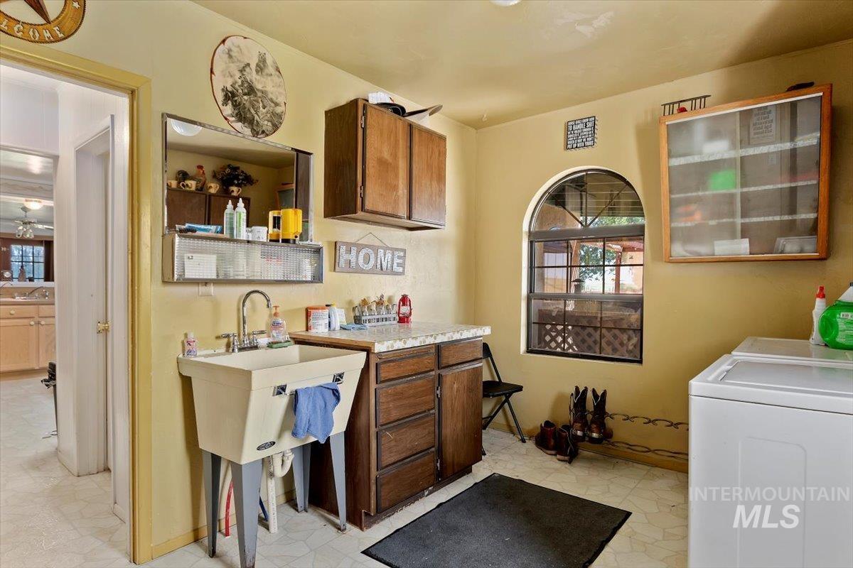 1289 E 2350 S, Bliss, Idaho 83314-5118, 4 Bedrooms, 3 Bathrooms, Residential For Sale, Price $989,000, 98929489