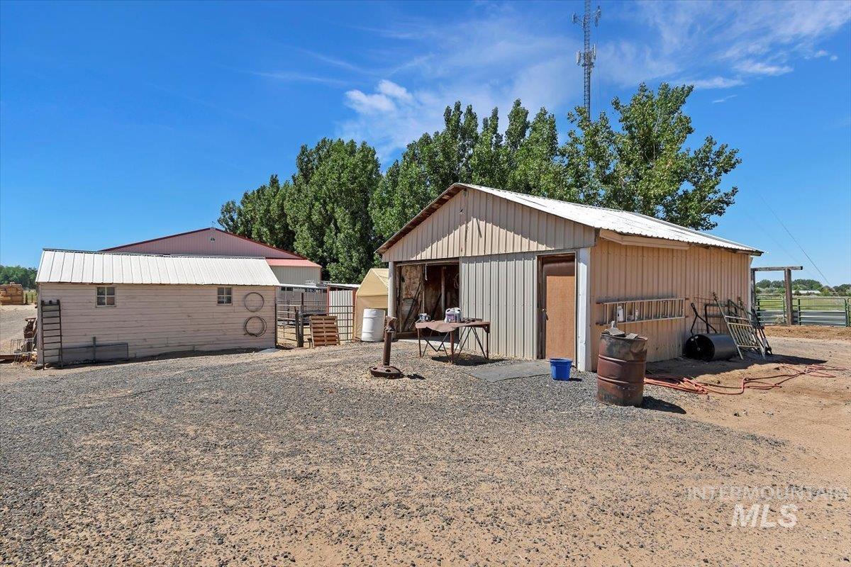 1289 E 2350 S, Bliss, Idaho 83314-5118, 4 Bedrooms, 3 Bathrooms, Residential For Sale, Price $989,000, 98929489