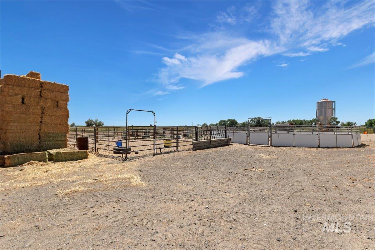 1289 E 2350 S, Bliss, Idaho 83314-5118, 4 Bedrooms, 3 Bathrooms, Residential For Sale, Price $989,000, 98929489