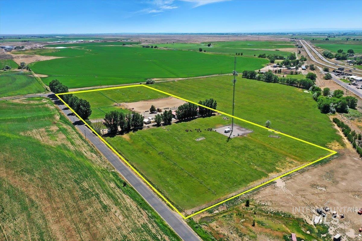 1289 E 2350 S, Bliss, Idaho 83314-5118, 4 Bedrooms, 3 Bathrooms, Residential For Sale, Price $989,000, 98929489