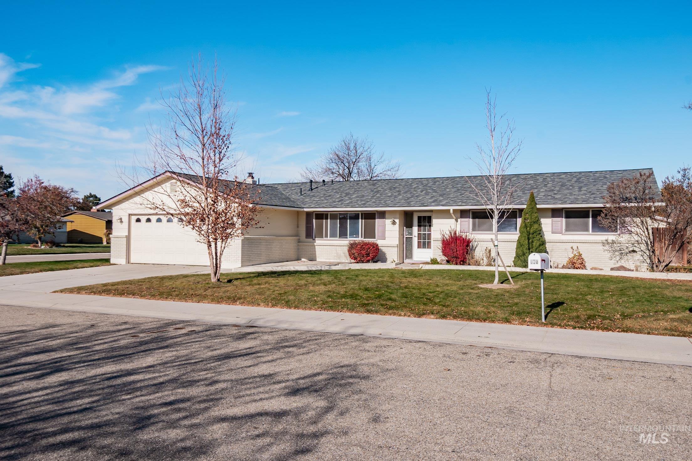 638 W Lawndale Dr, Meridian, Idaho 83646, 3 Bedrooms, 2.5 Bathrooms, Residential For Sale, Price $414,990,MLS 98929517