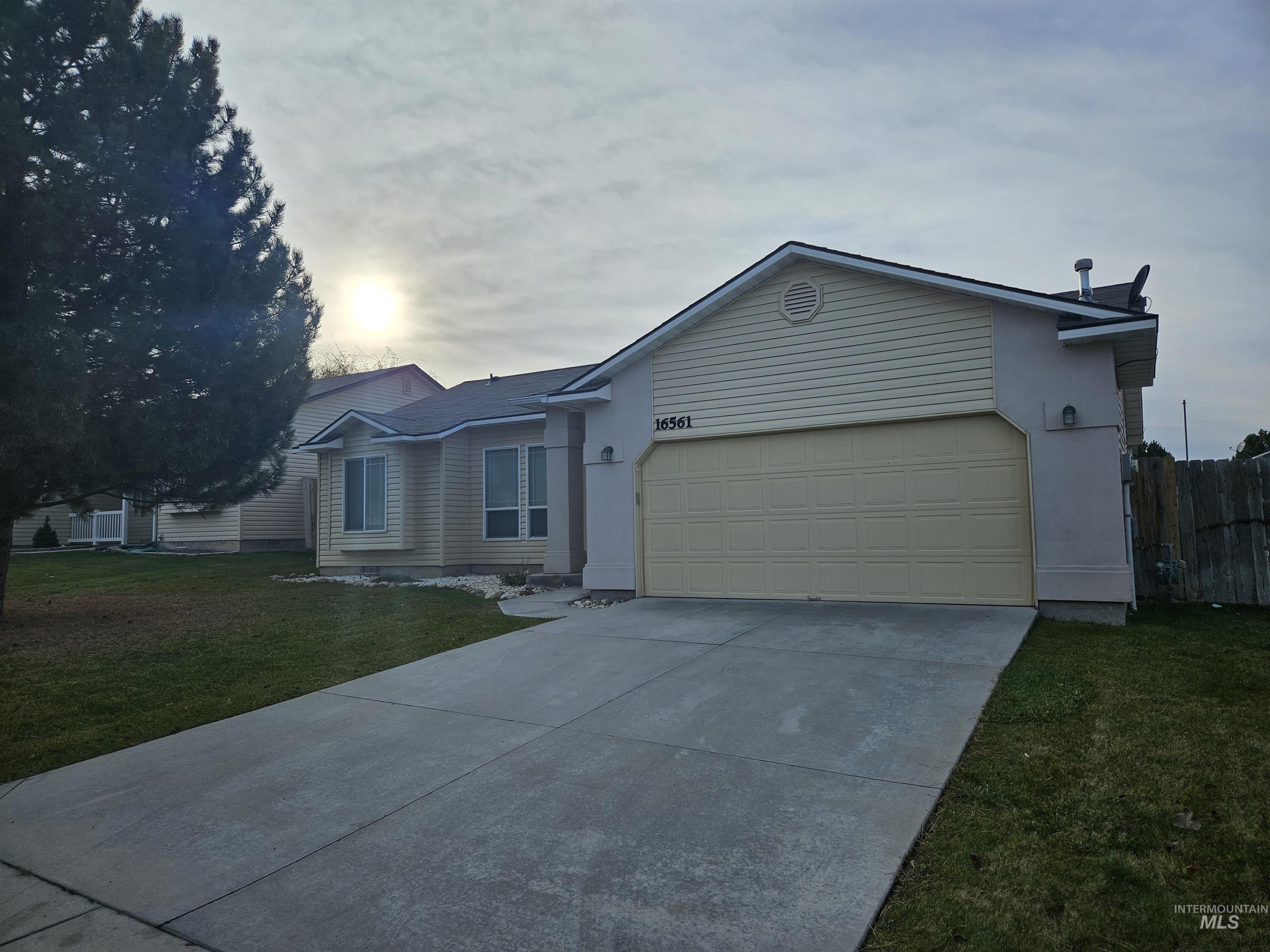 16561 Frisco Ave., Caldwell, Idaho 83605, 3 Bedrooms, 2 Bathrooms, Rental For Rent, Price $2,000,MLS 98929872