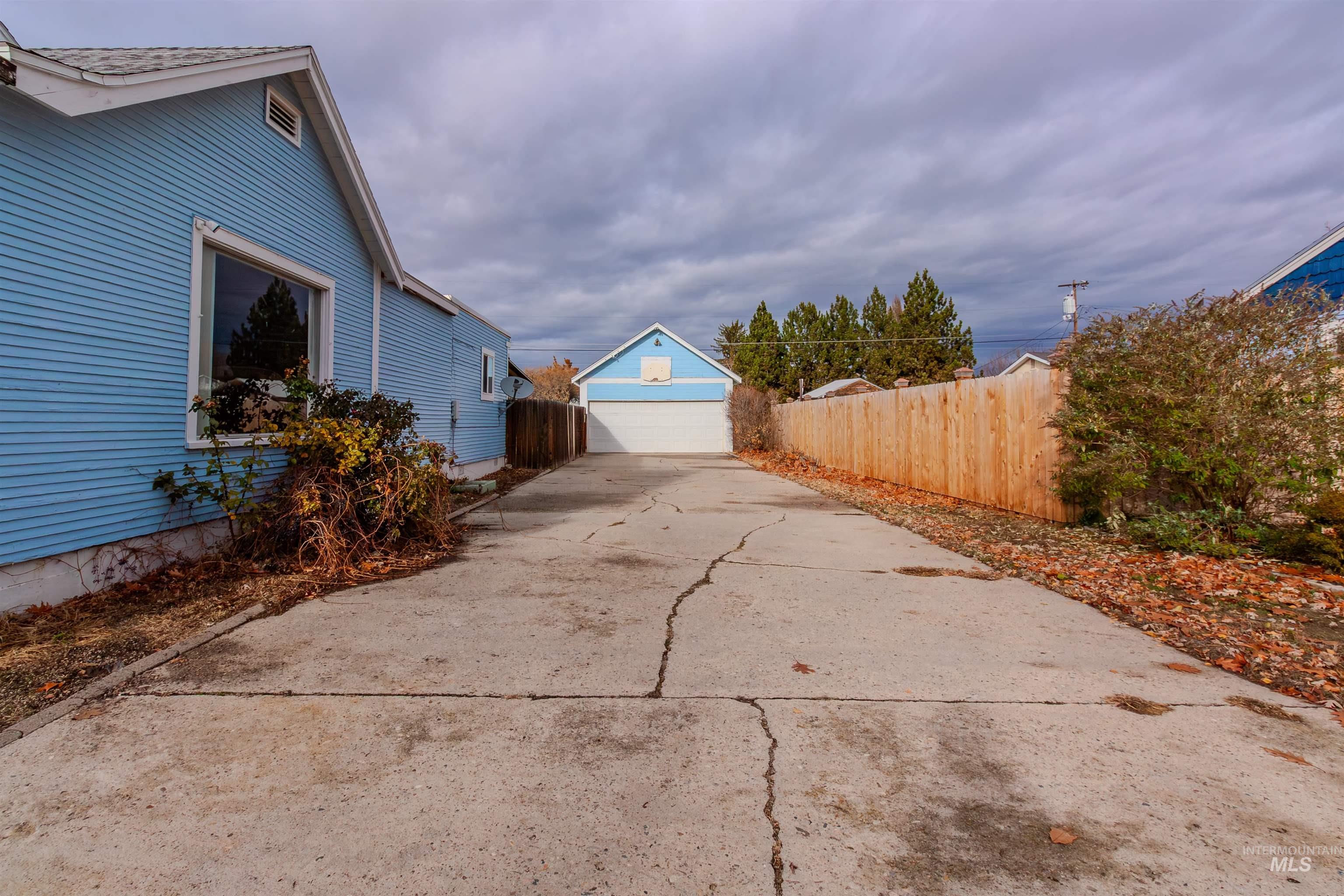 1006 E 1st St, Emmett, Idaho 83617, 3 Bedrooms, 2 Bathrooms, Residential For Sale, Price $349,900,MLS 98929909