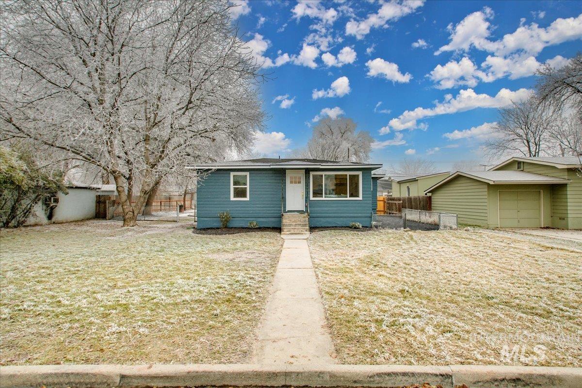 215 W Elm St, Caldwell, Idaho 83605, 3 Bedrooms, 1 Bathroom, Residential For Sale, Price $299,000,MLS 98930746