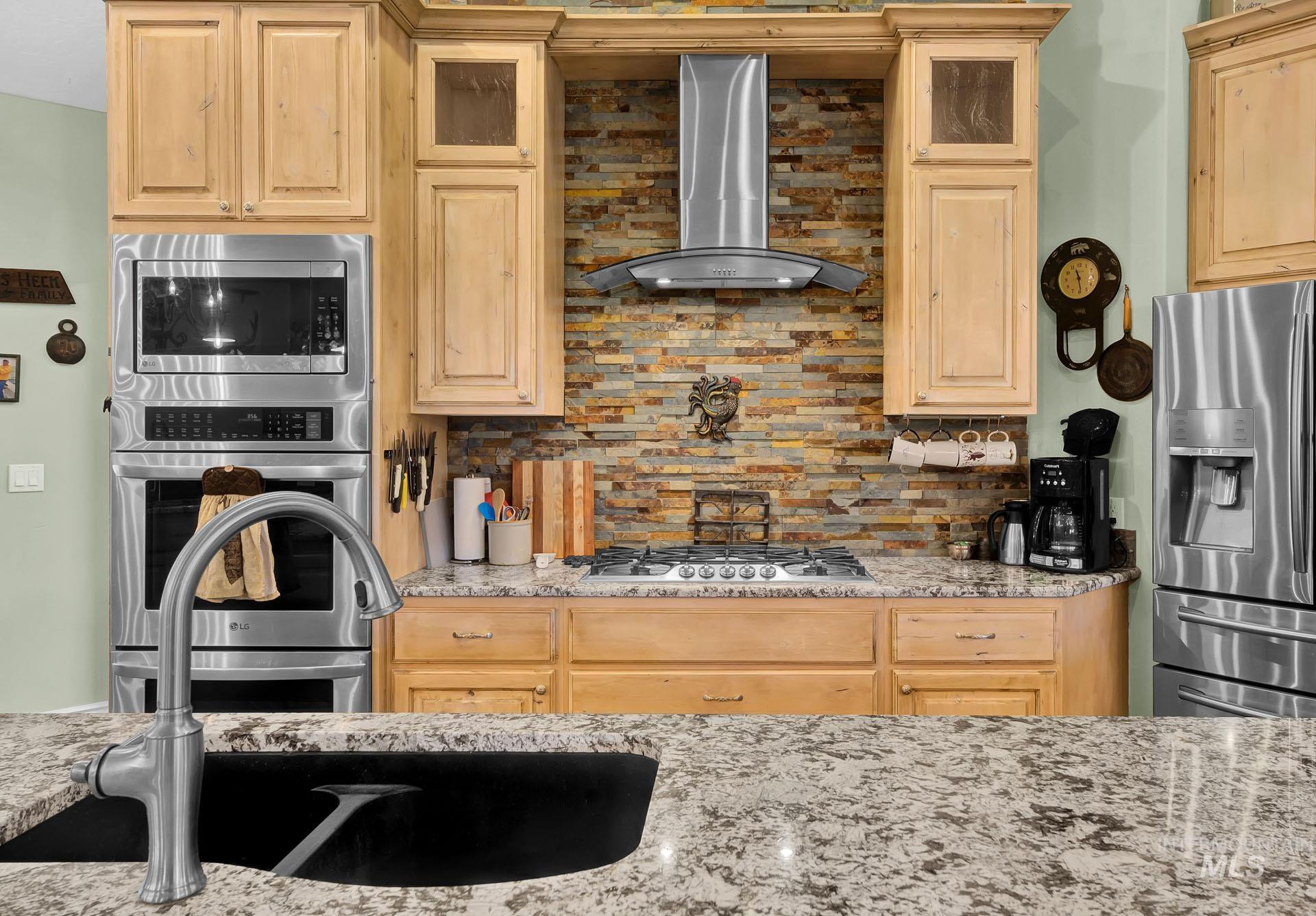 Gorgeous kitchen with double sinks - amazing counter space and gas stove - double ovens