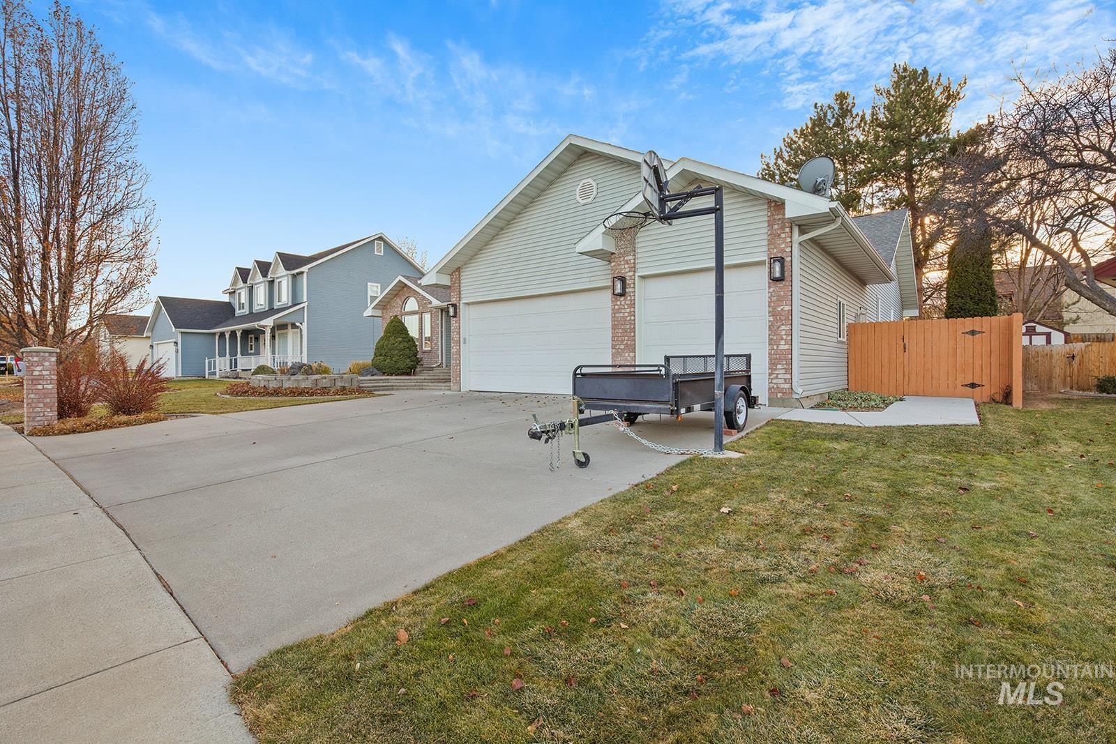 641 BUCKINGHAM DR., Twin Falls, Idaho 83301, 4 Bedrooms, 2.5 Bathrooms, Residential For Sale, Price $529,000,MLS 98931005