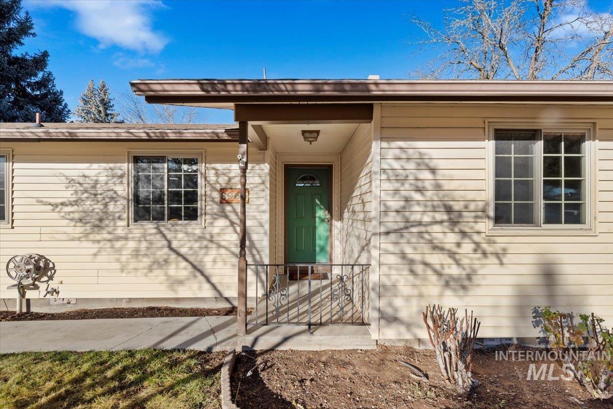 8966 W Devonshire, Boise, Idaho 83704, 3 Bedrooms, 2 Bathrooms, Residential For Sale, Price $349,900,MLS 98931821