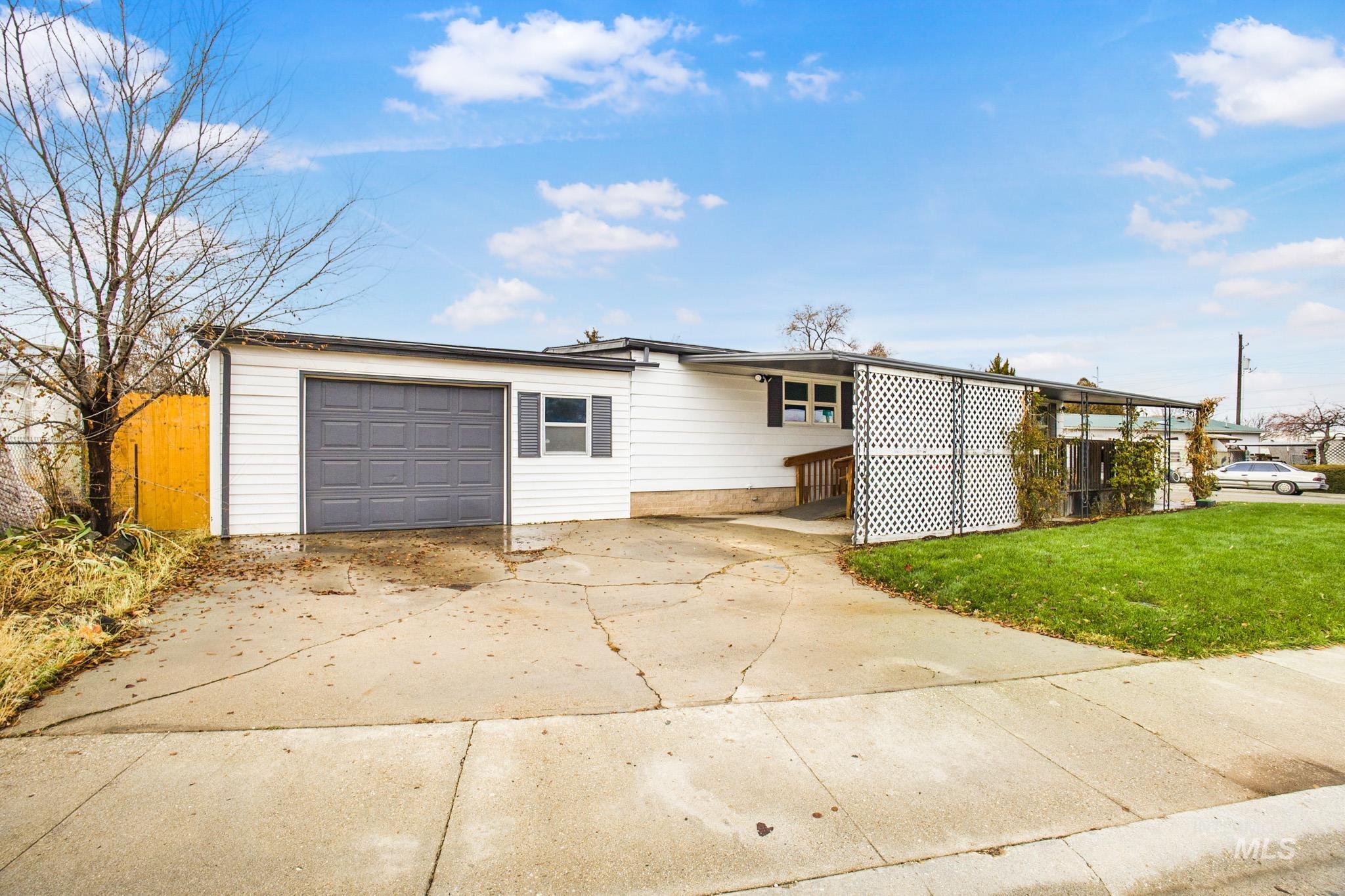 69 S Rose Circle, Meridian, Idaho 83642, 3 Bedrooms, 2 Bathrooms, Residential For Sale, Price $289,900, 98932037