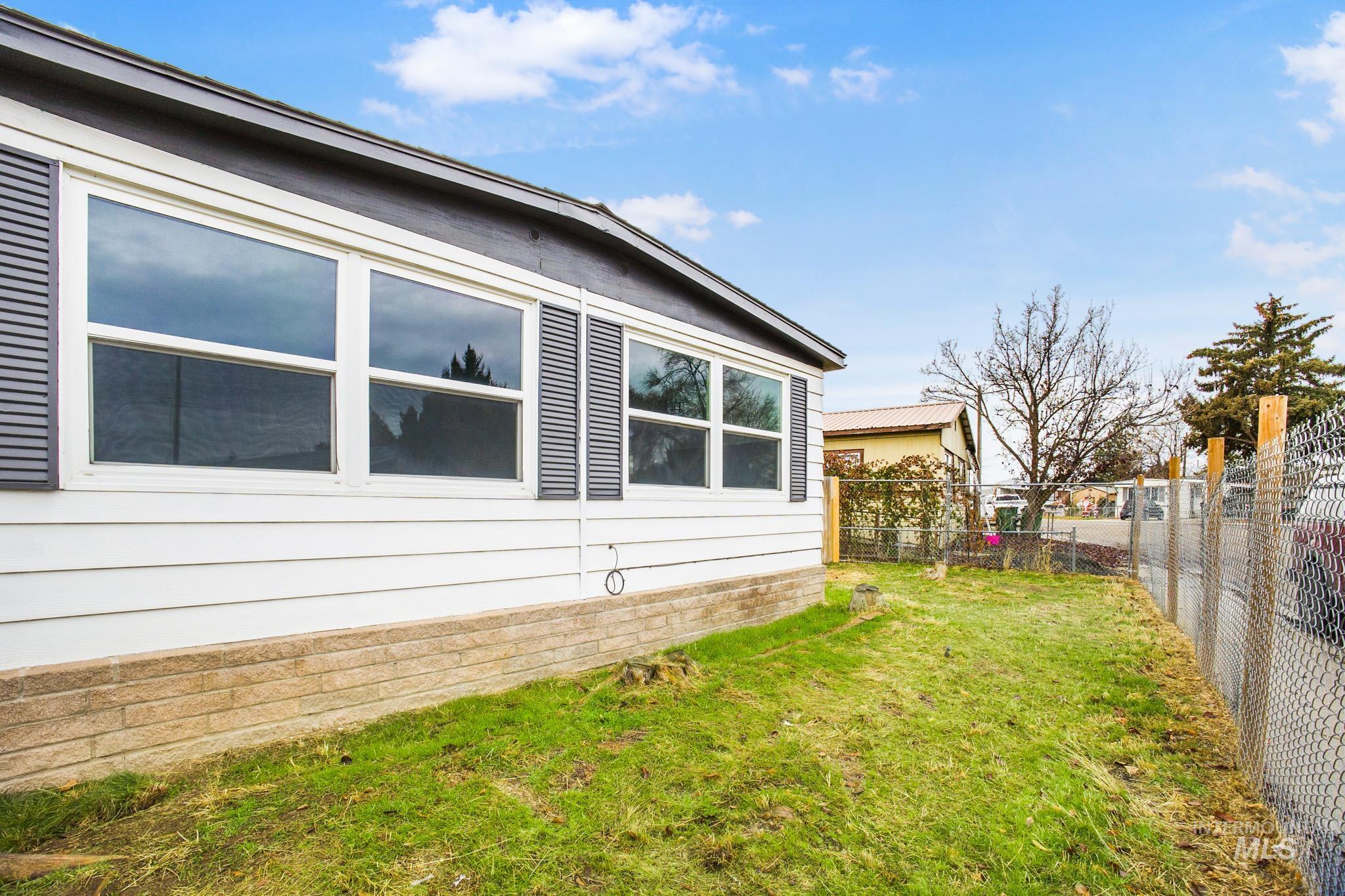 69 S Rose Circle, Meridian, Idaho 83642, 3 Bedrooms, 2 Bathrooms, Residential For Sale, Price $289,900, 98932037