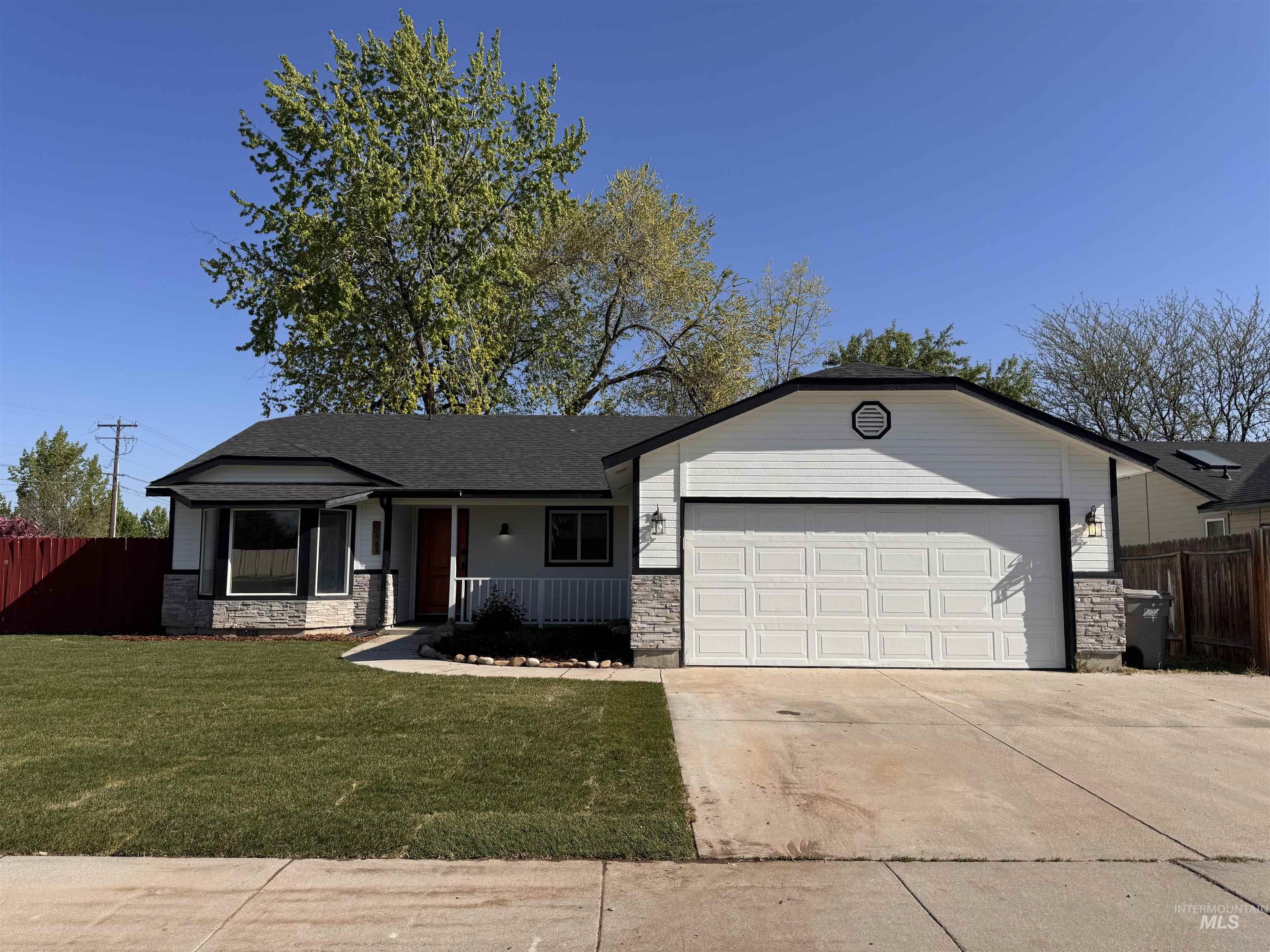 10588 W Silver City Ct., Boise, Idaho 83704, 3 Bedrooms, 2 Bathrooms, Residential For Sale, Price $425,000,MLS 98932365