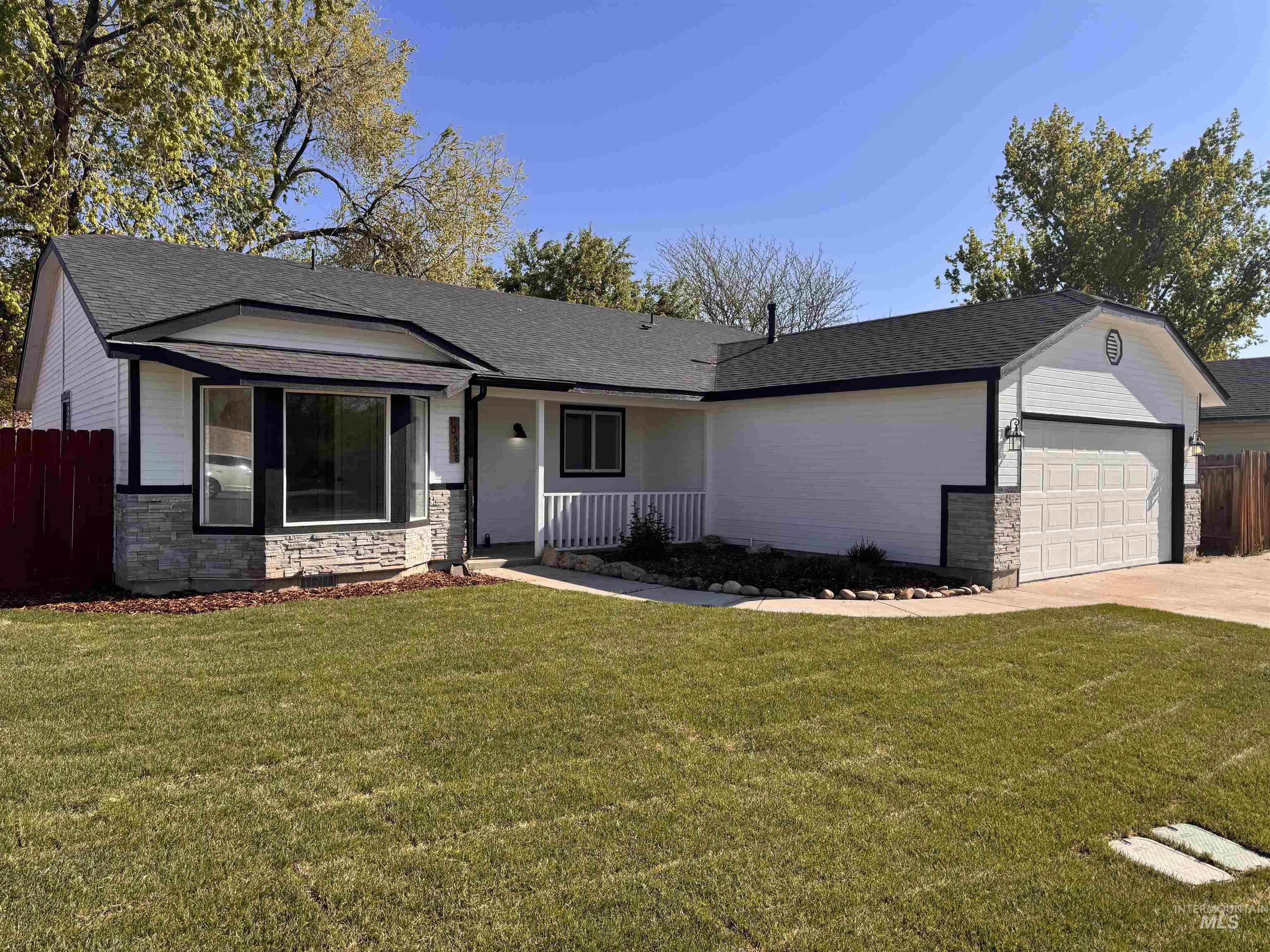 10588 W Silver City Ct., Boise, Idaho 83704, 3 Bedrooms, 2 Bathrooms, Residential For Sale, Price $425,000,MLS 98932365